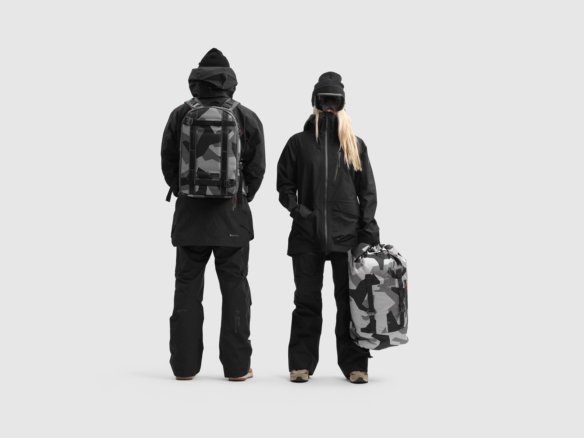 En bild på en person med väska, högupplöst produktbild fotad i studio och retuscherad för e-handel, bilden är anpassad för web för att hålla hög kvalitet och skärpa