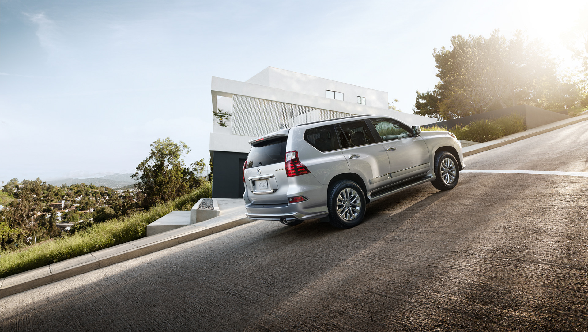 Avancerad retusch av bil, förbättrade reflektioner och färger för att framhäva karossens glans och karaktär, detaljerad skuggning och ljussättning för realistisk effekt samt borttagning av störande element i bakgrunden