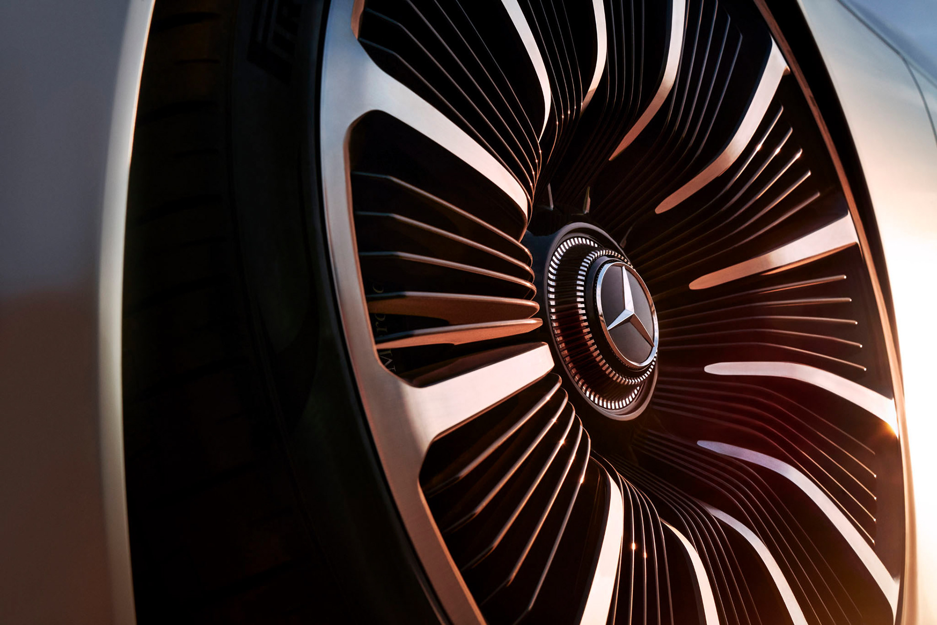 Avancerad retusch av bil, förbättrade reflektioner och färger för att framhäva karossens glans och karaktär, detaljerad skuggning och ljussättning för realistisk effekt samt borttagning av störande element i bakgrunden