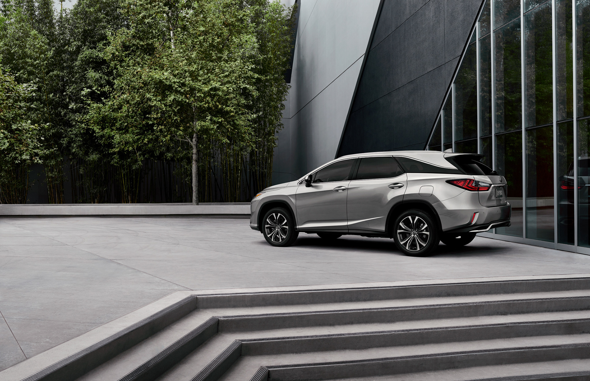 Avancerad retusch av bil, förbättrade reflektioner och färger för att framhäva karossens glans och karaktär, detaljerad skuggning och ljussättning för realistisk effekt samt borttagning av störande element i bakgrunden