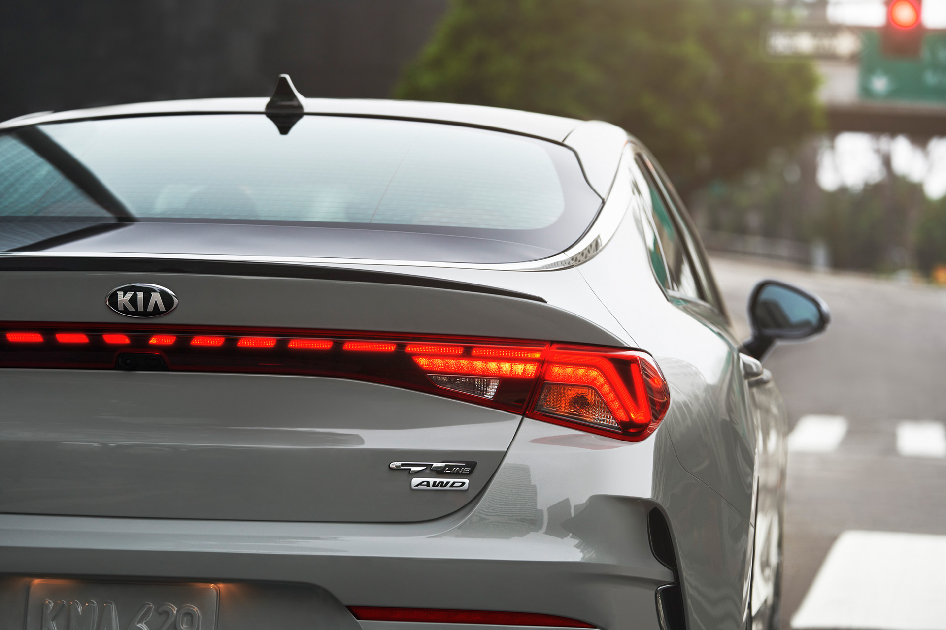 Avancerad retusch av bil, förbättrade reflektioner och färger för att framhäva karossens glans och karaktär, detaljerad skuggning och ljussättning för realistisk effekt samt borttagning av störande element i bakgrunden