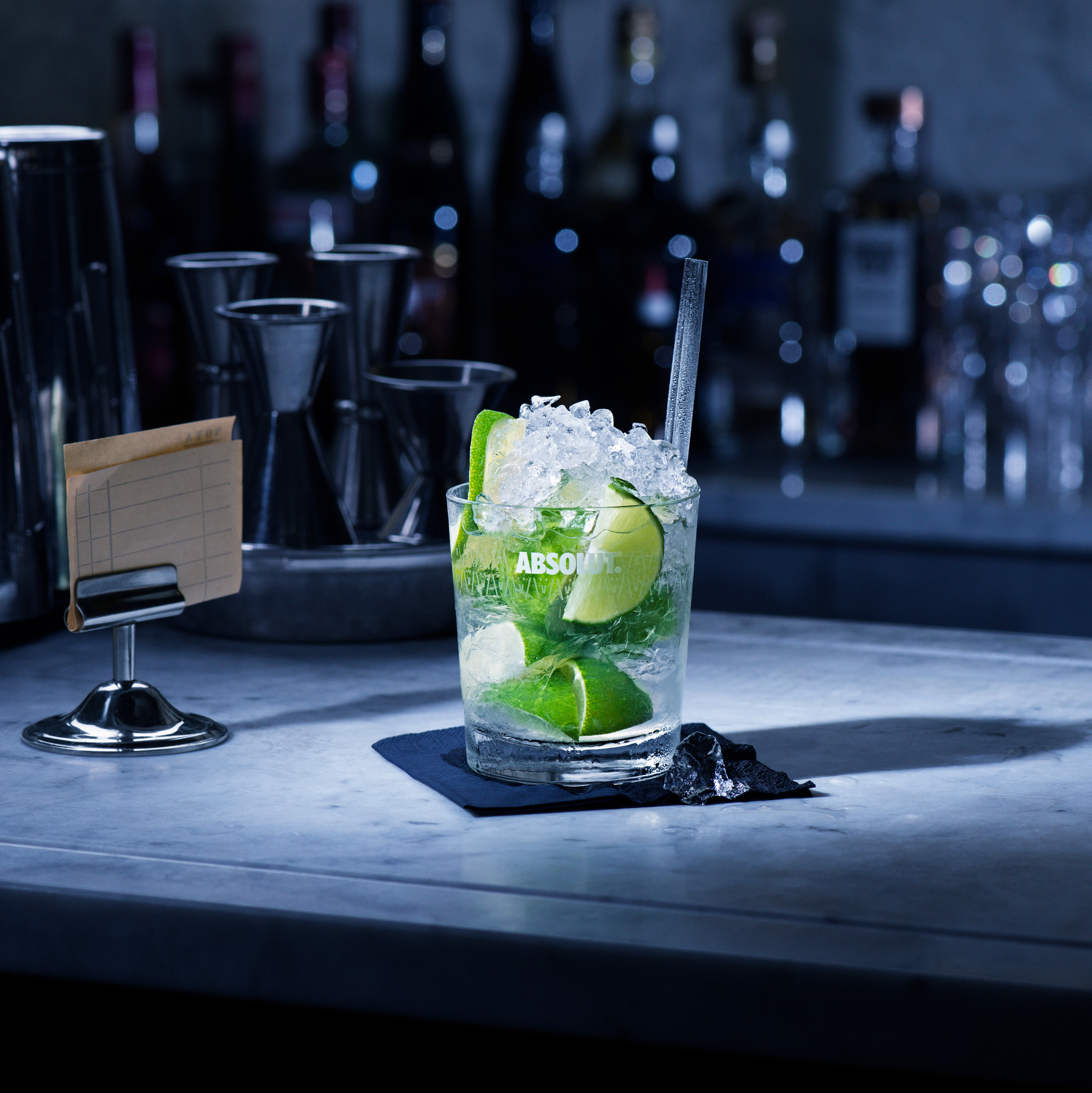 Reklamfoto på en drink för Absolut Vodka i en barmiljö