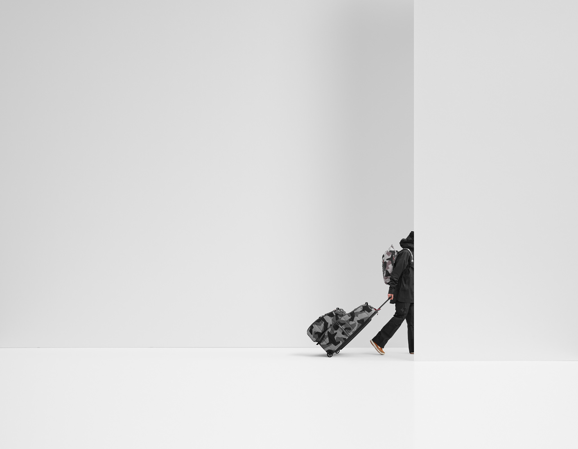 En bild på en person med väska, högupplöst produktbild fotad i studio och retuscherad för e-handel, bilden är anpassad för web för att hålla hög kvalitet och skärpa