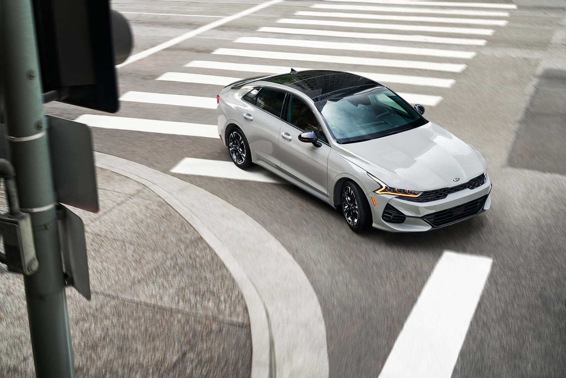 Avancerad retusch av bil, förbättrade reflektioner och färger för att framhäva karossens glans och karaktär, detaljerad skuggning och ljussättning för realistisk effekt samt borttagning av störande element i bakgrunden