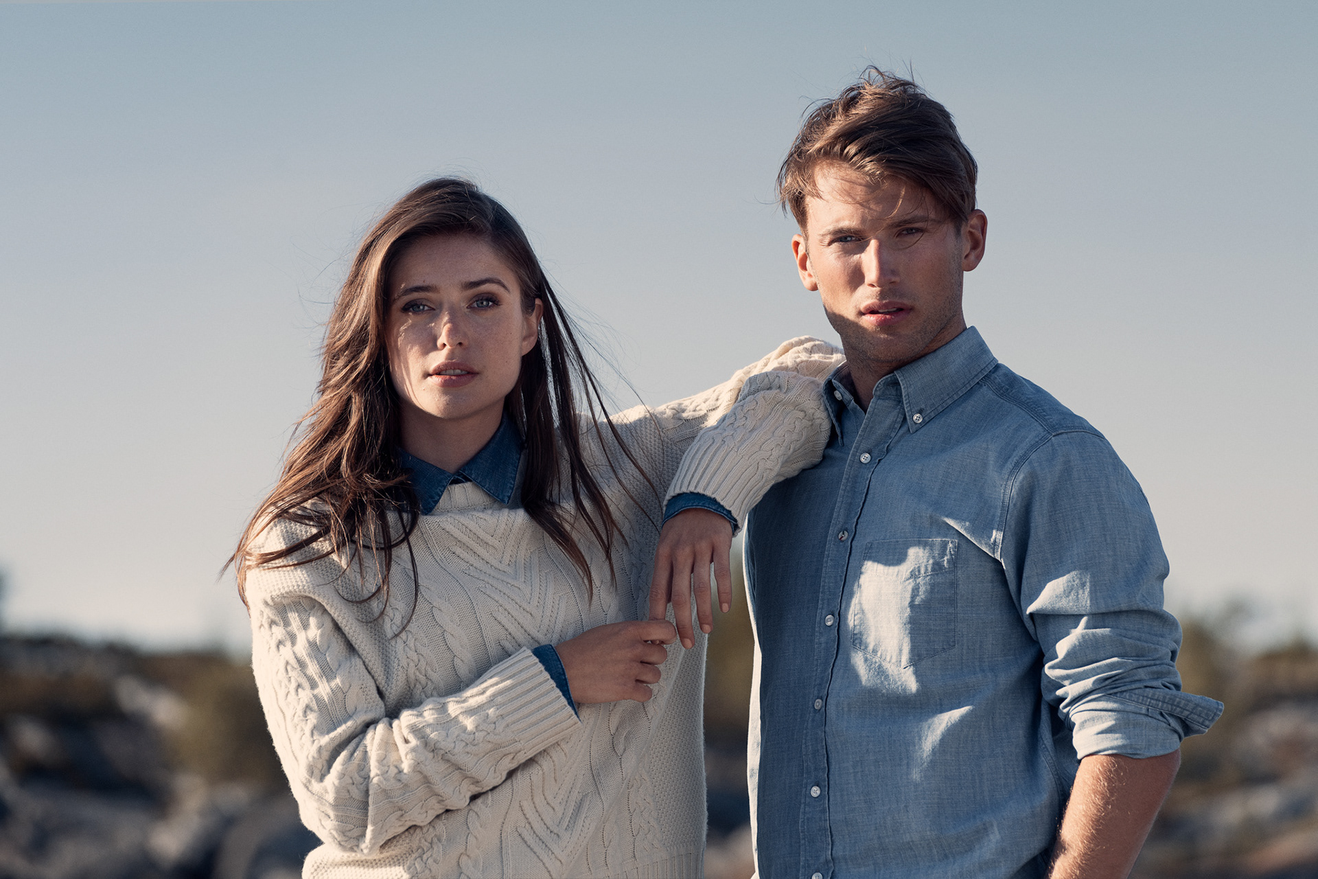 Modefotografi retuscherad för att framhäva klädernas textur och färg, samt göra bakgrunden mer enhetlig.