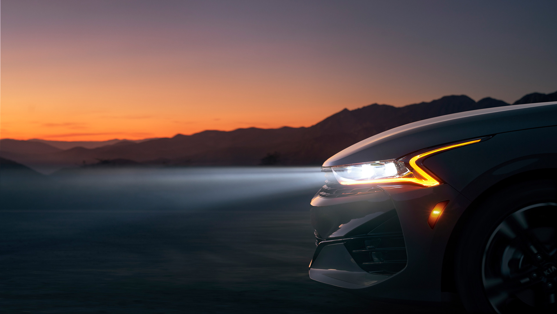 Avancerad retusch av bil, förbättrade reflektioner och färger för att framhäva karossens glans och karaktär, detaljerad skuggning och ljussättning för realistisk effekt samt borttagning av störande element i bakgrunden