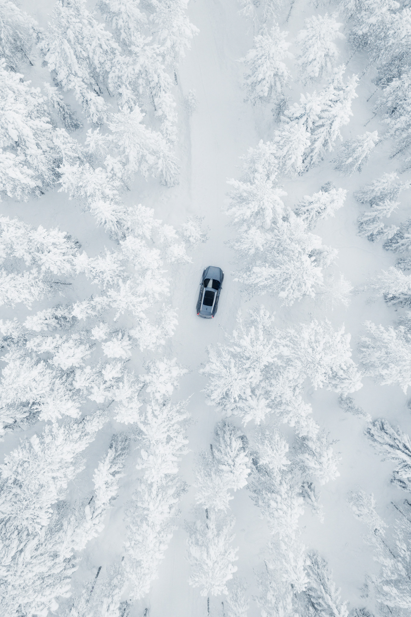 Avancerad retusch av bil, förbättrade reflektioner och färger för att framhäva karossens glans och karaktär, detaljerad skuggning och ljussättning för realistisk effekt samt borttagning av störande element i bakgrunden