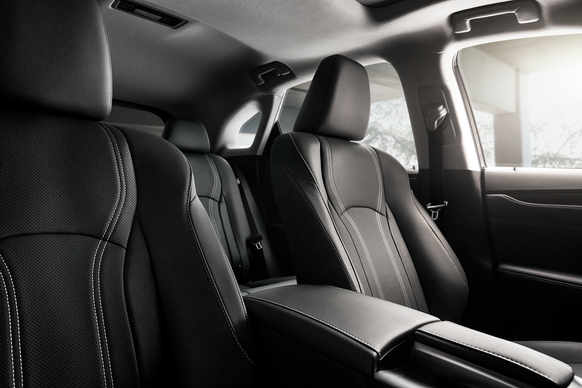 Avancerad retusch av bil, förbättrade reflektioner och färger för att framhäva karossens glans och karaktär, detaljerad skuggning och ljussättning för realistisk effekt samt borttagning av störande element i bakgrunden