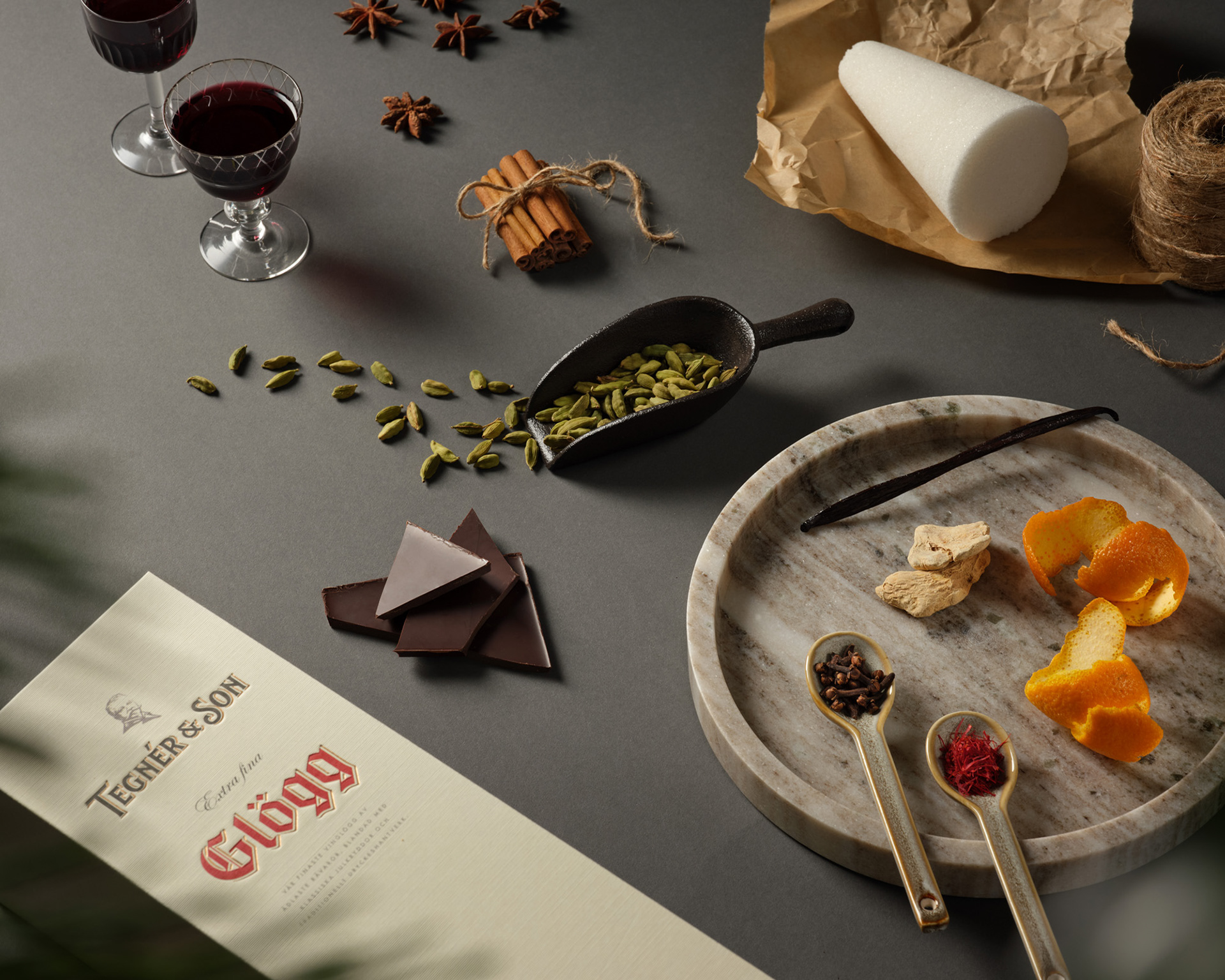 En bild på flaskor, högupplösta produktbilder fotad i studio och retuscherad för e-handel, bilden är anpassad för web för att hålla hög kvalitet och skärpa