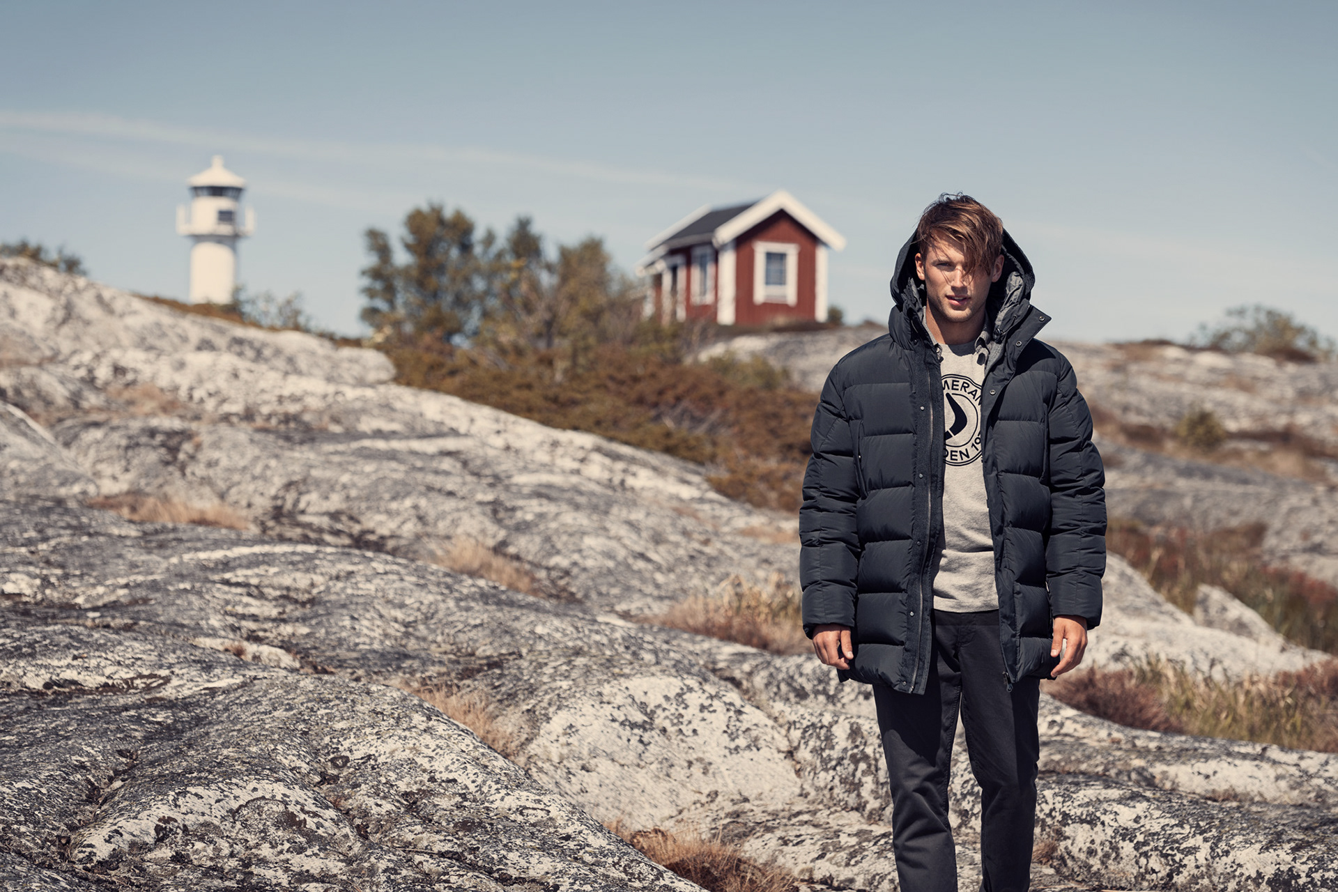 Modefotografi retuscherad för att framhäva klädernas textur och färg, samt göra bakgrunden mer enhetlig.
