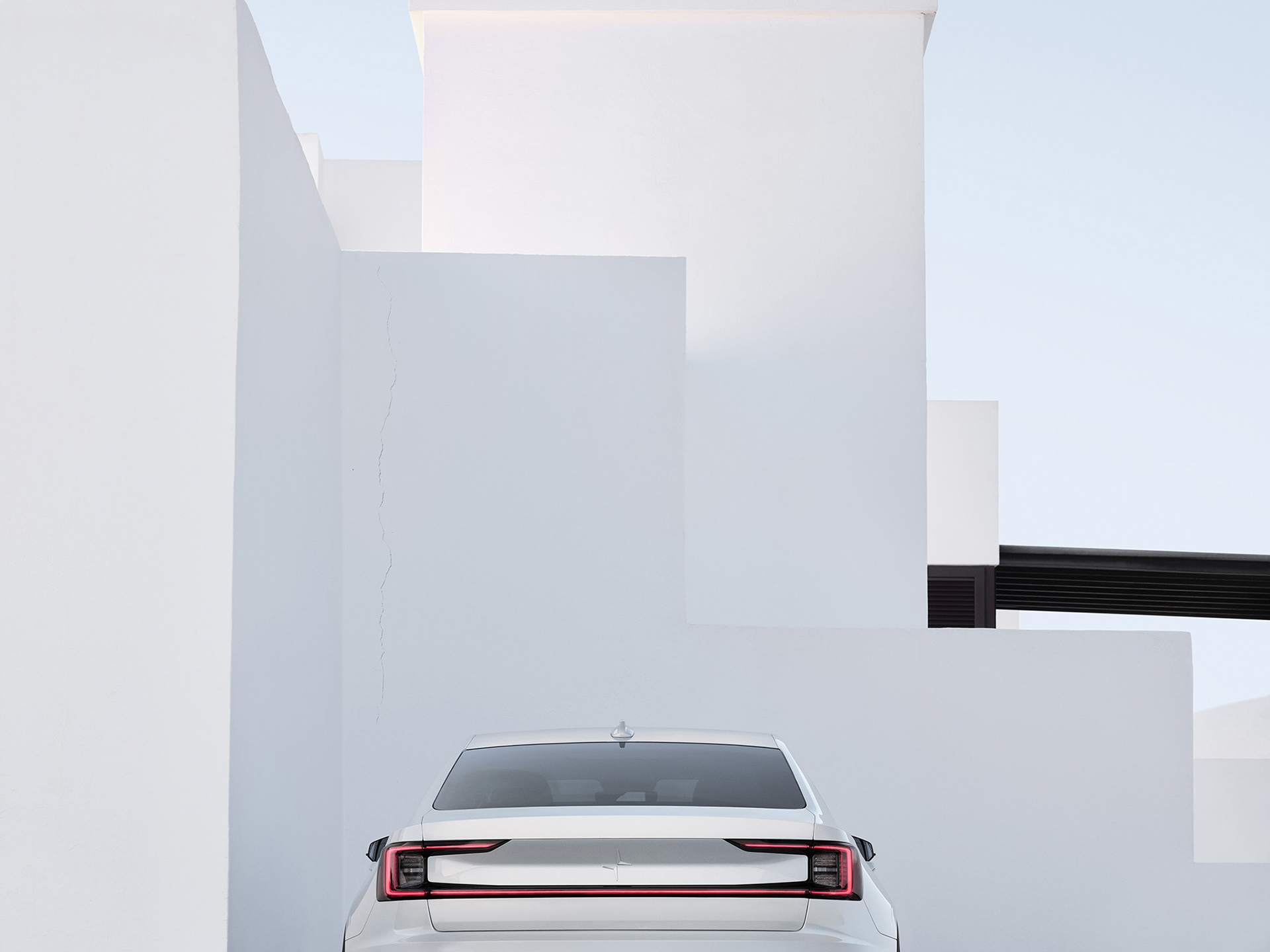 Avancerad retusch av bil, förbättrade reflektioner och färger för att framhäva karossens glans och karaktär, detaljerad skuggning och ljussättning för realistisk effekt samt borttagning av störande element i bakgrunden