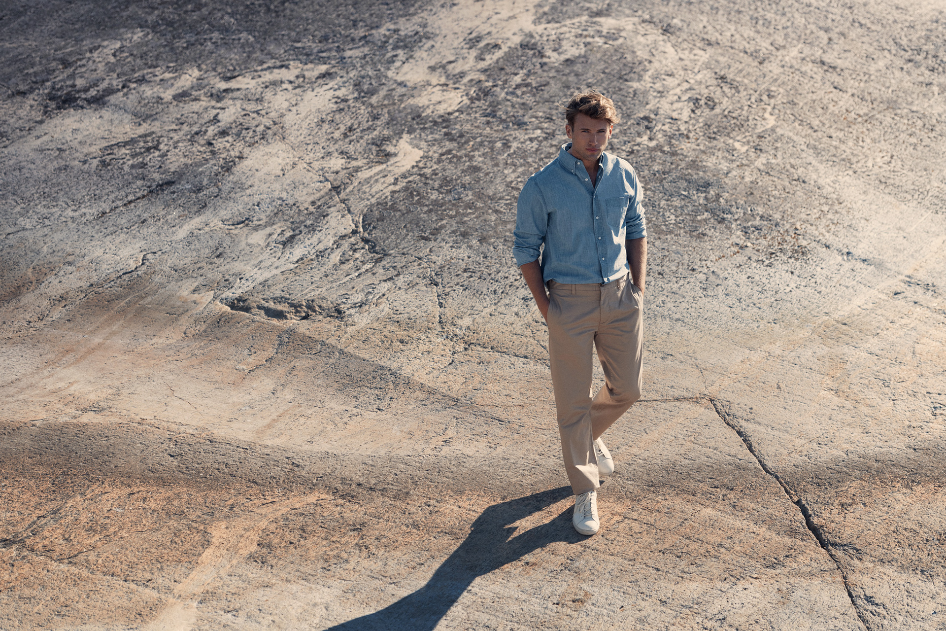 Modefotografi retuscherad för att framhäva klädernas textur och färg, samt göra bakgrunden mer enhetlig.