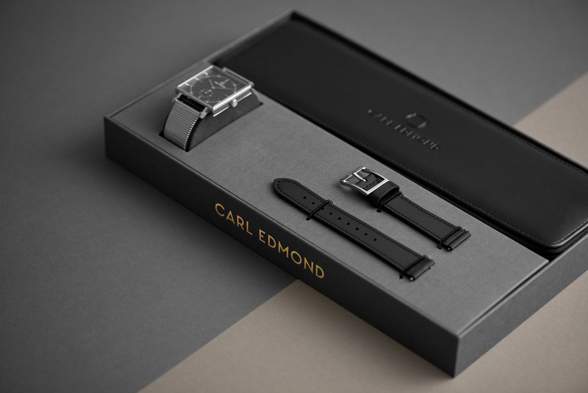 En bild på en klocka, högupplösta produktbild fotad i studio och retuscherad för e-handel, bilden är anpassad för web för att hålla hög kvalitet och skärpa