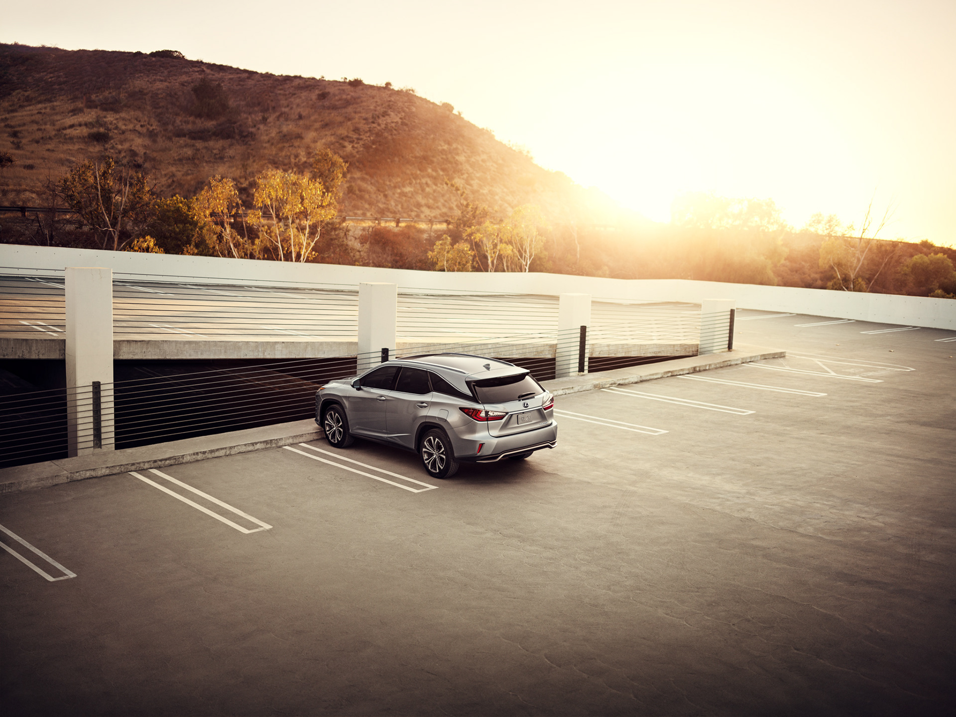 Avancerad retusch av bil, förbättrade reflektioner och färger för att framhäva karossens glans och karaktär, detaljerad skuggning och ljussättning för realistisk effekt samt borttagning av störande element i bakgrunden