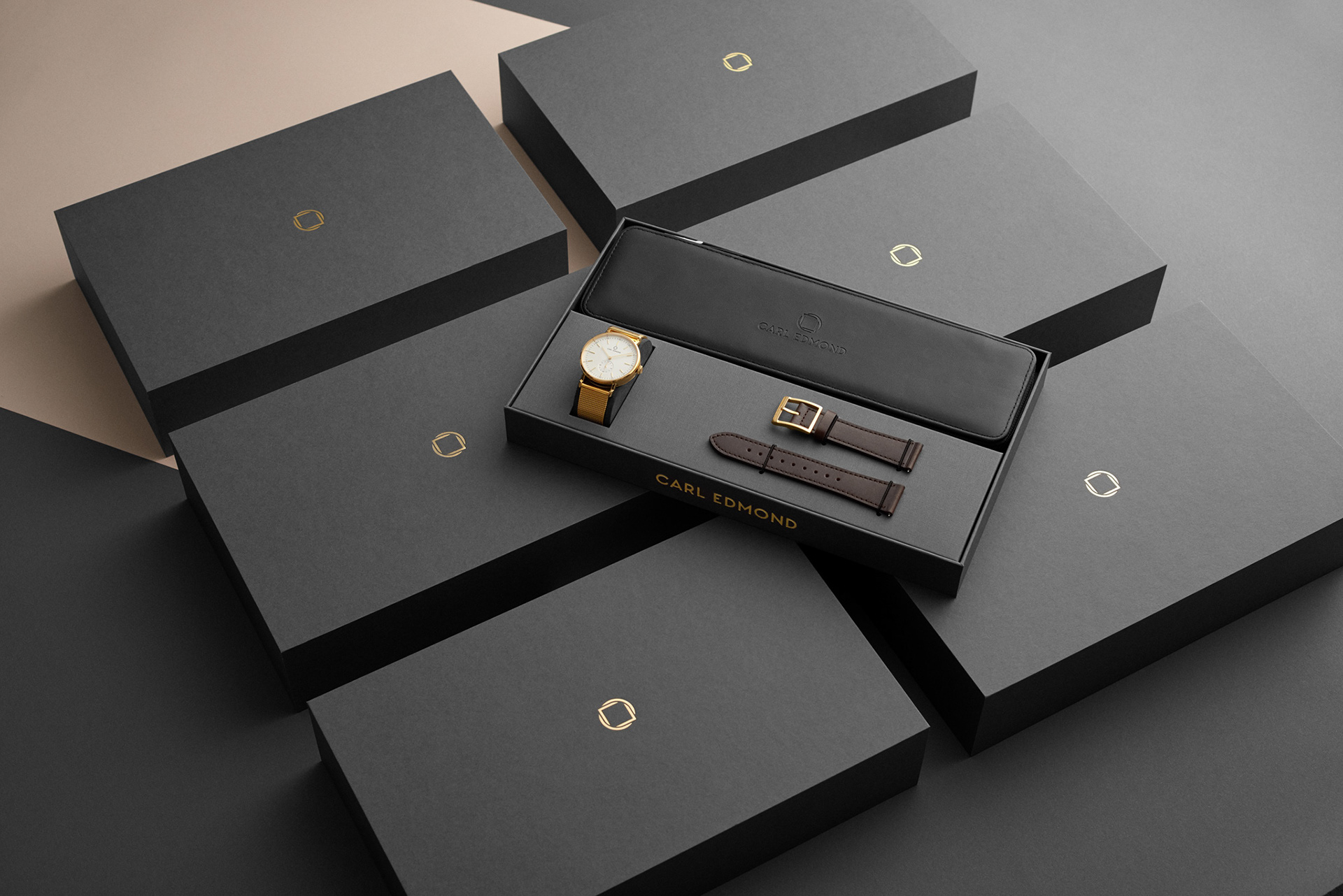 En bild på en klocka, högupplösta produktbild fotad i studio och retuscherad för e-handel, bilden är anpassad för web för att hålla hög kvalitet och skärpa