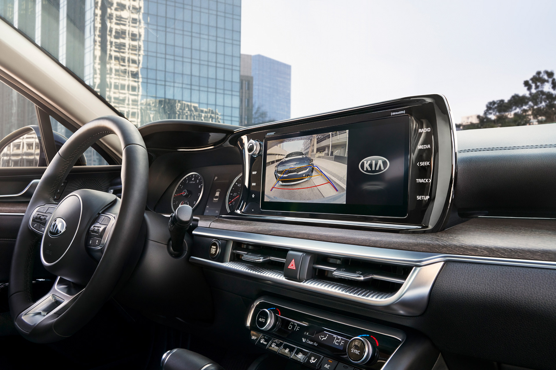 Avancerad retusch av bil, förbättrade reflektioner och färger för att framhäva karossens glans och karaktär, detaljerad skuggning och ljussättning för realistisk effekt samt borttagning av störande element i bakgrunden