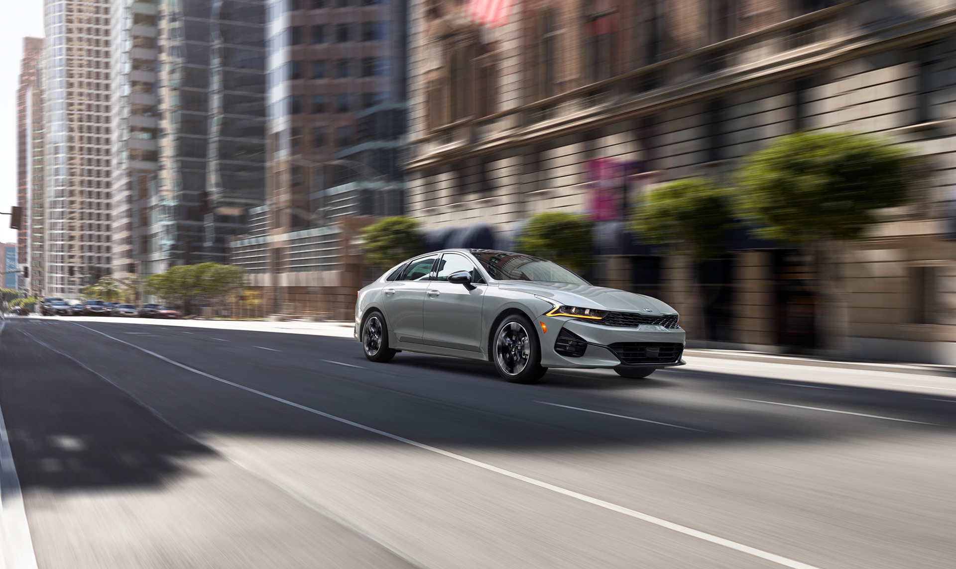 Avancerad retusch av bil, förbättrade reflektioner och färger för att framhäva karossens glans och karaktär, detaljerad skuggning och ljussättning för realistisk effekt samt borttagning av störande element i bakgrunden