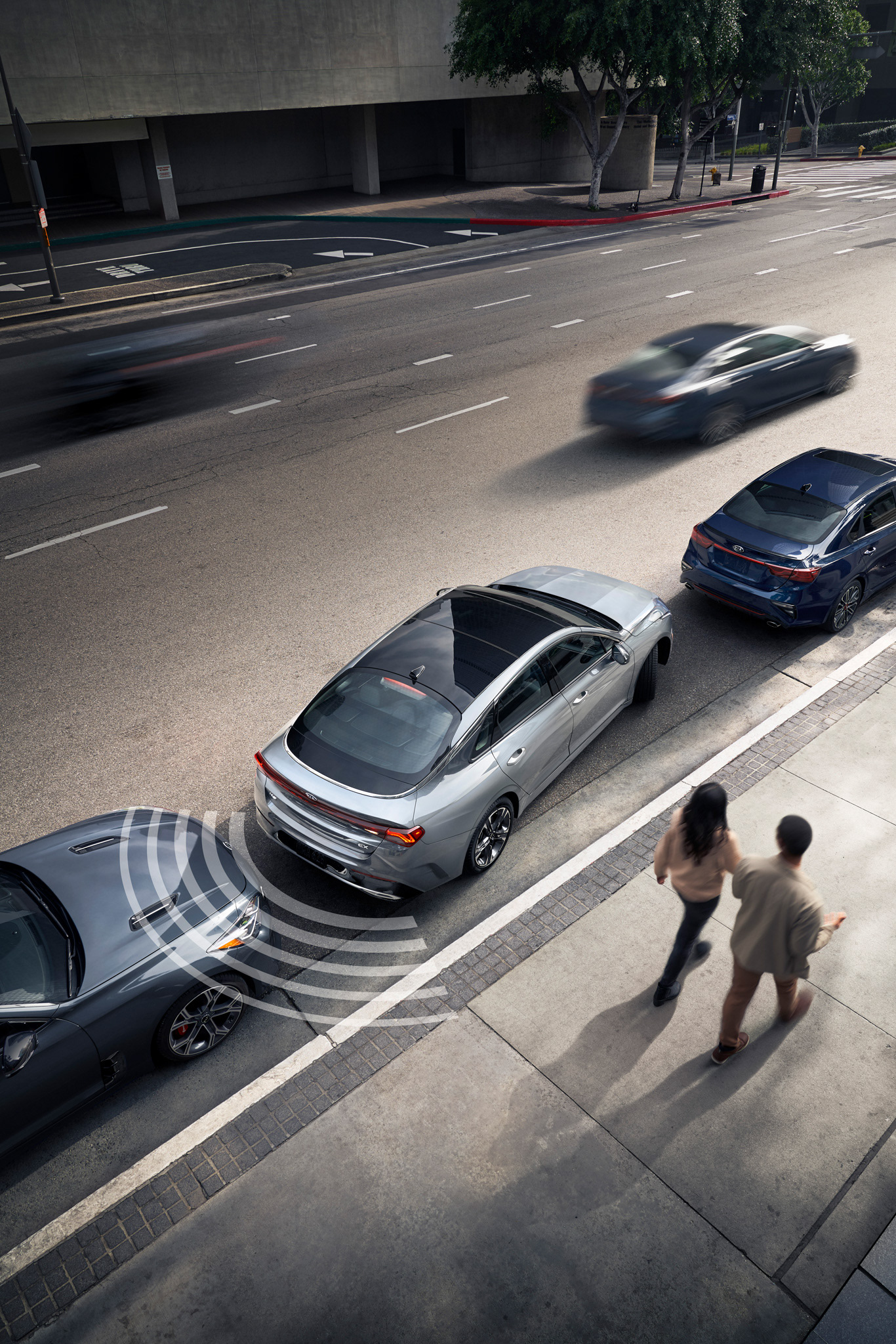 Avancerad retusch av bil, förbättrade reflektioner och färger för att framhäva karossens glans och karaktär, detaljerad skuggning och ljussättning för realistisk effekt samt borttagning av störande element i bakgrunden