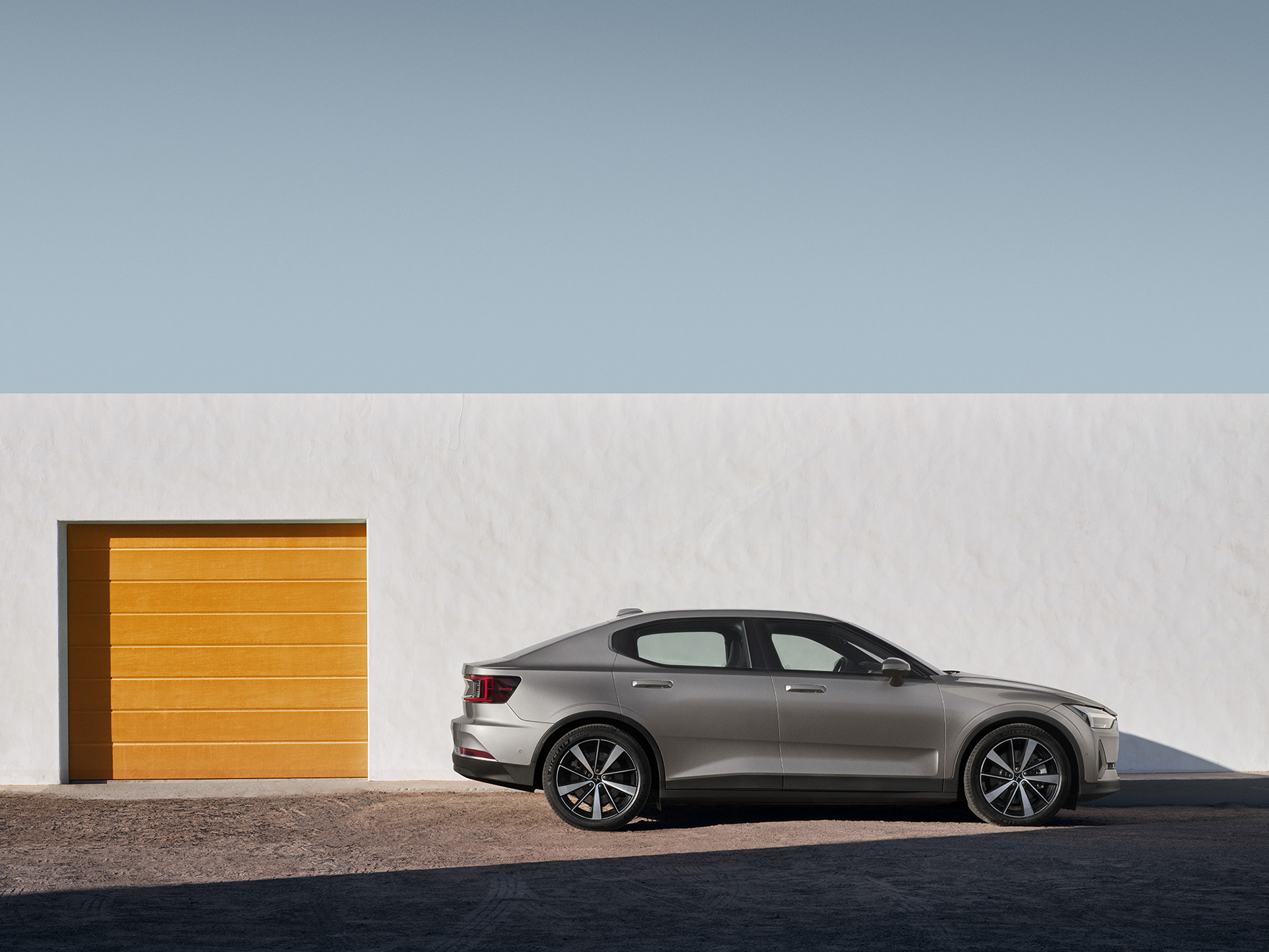 Avancerad retusch av bil, förbättrade reflektioner och färger för att framhäva karossens glans och karaktär, detaljerad skuggning och ljussättning för realistisk effekt samt borttagning av störande element i bakgrunden