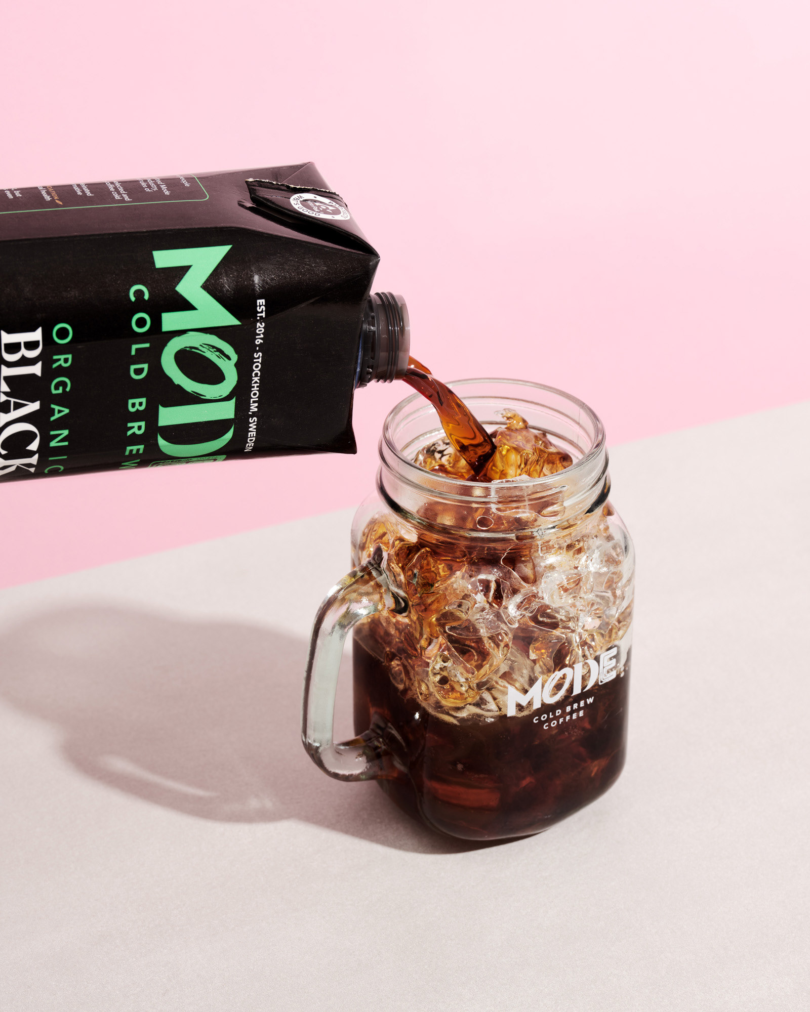 En bild på en kaffe, högupplösta produktbild fotad i studio och retuscherad för e-handel, bilden är anpassad för web för att hålla hög kvalitet och skärpa