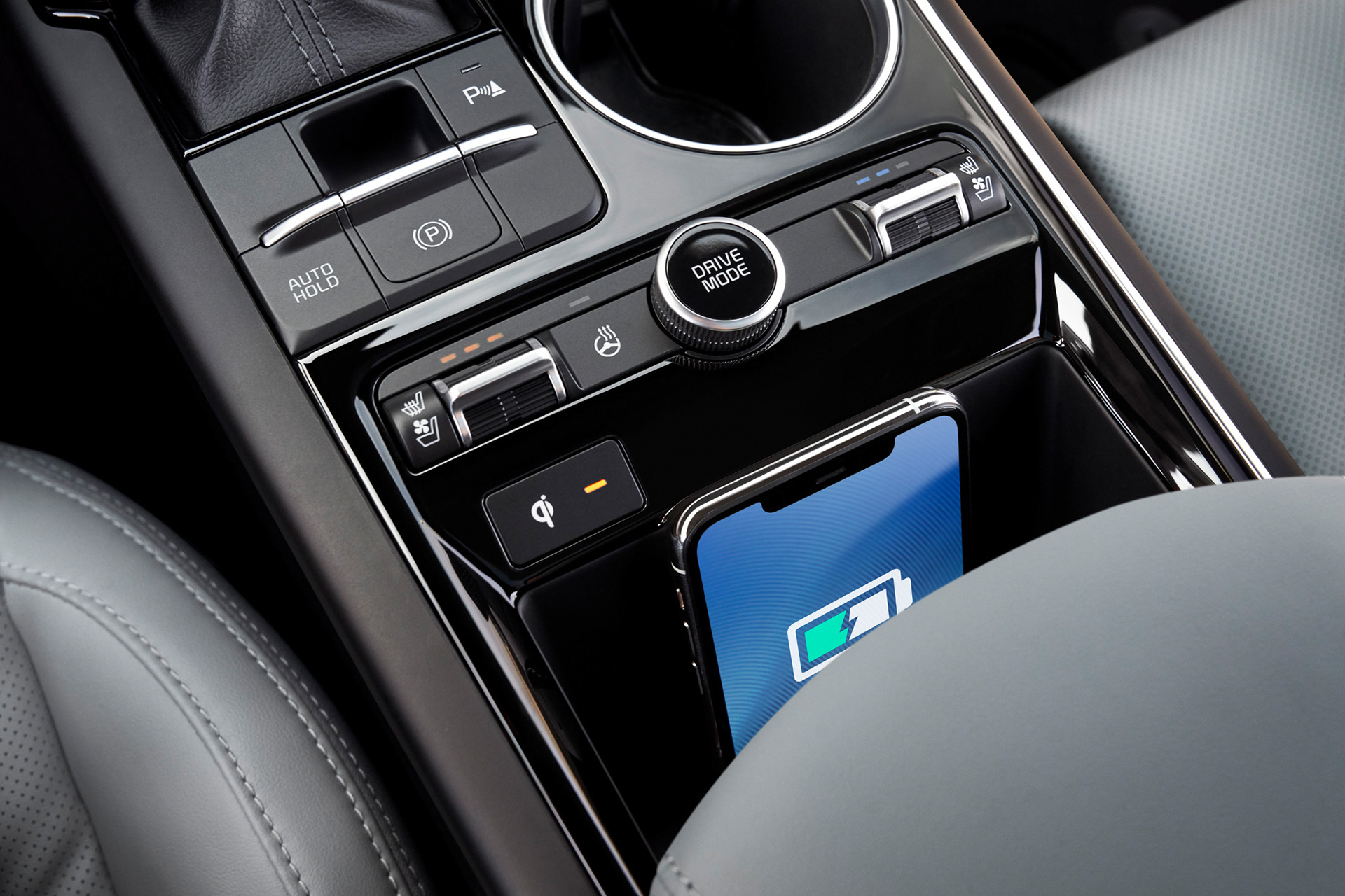 Avancerad retusch av bil, förbättrade reflektioner och färger för att framhäva karossens glans och karaktär, detaljerad skuggning och ljussättning för realistisk effekt samt borttagning av störande element i bakgrunden,