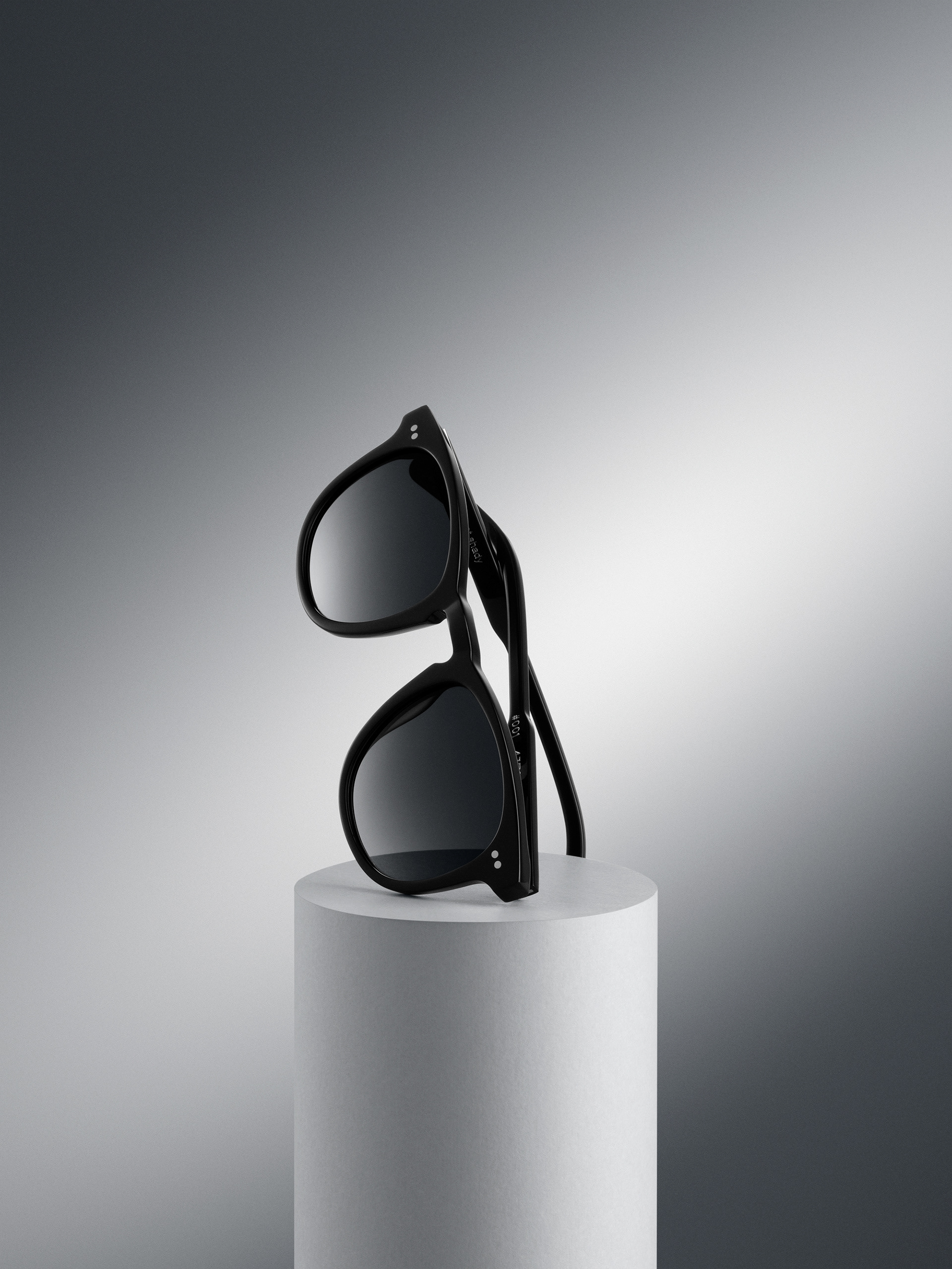 En bild på en solglasögon, högupplösta produktbild fotad i studio och retuscherad för e-handel, bilden är anpassad för web för att hålla hög kvalitet och skärpa