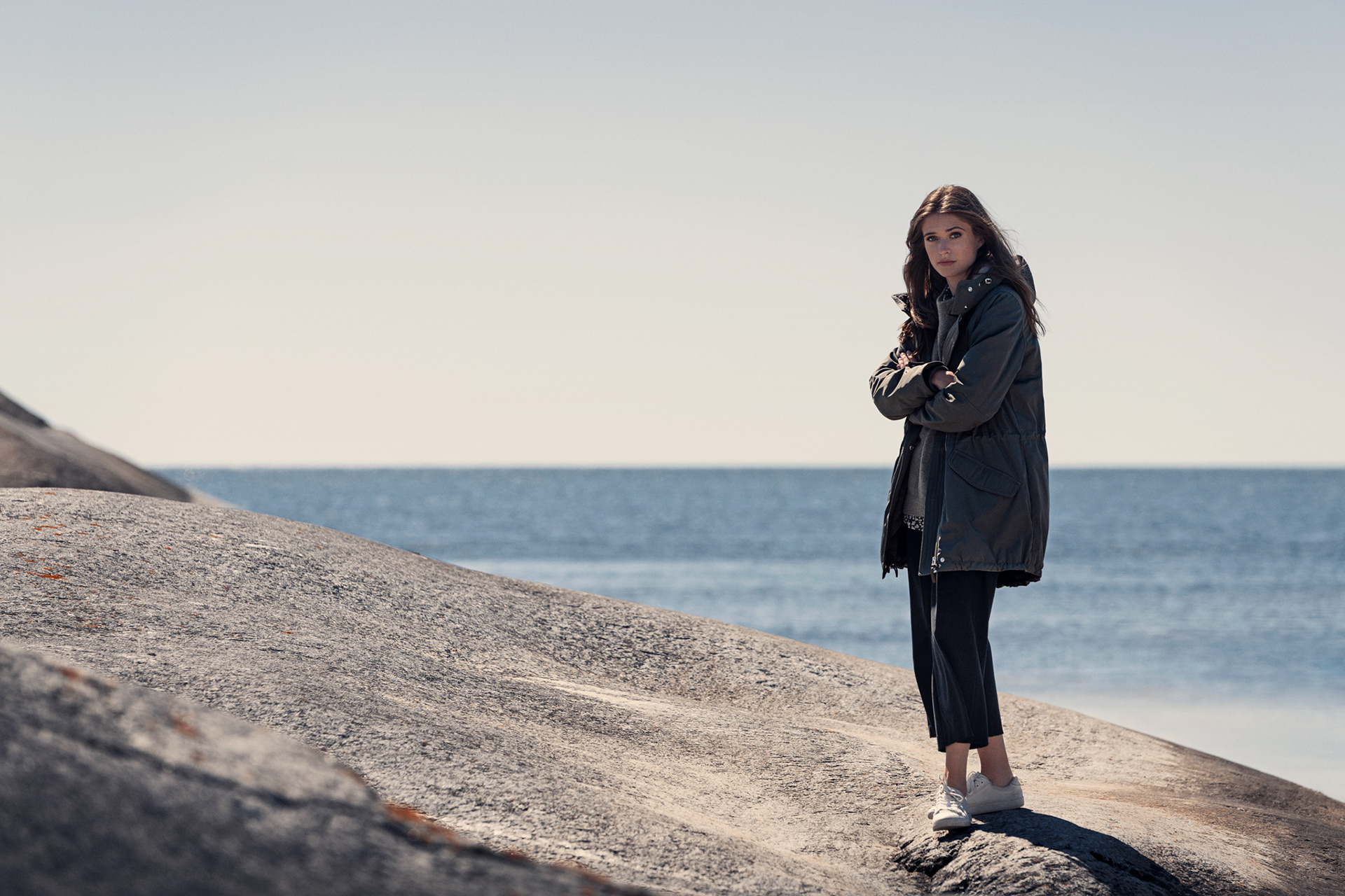 Modefotografi retuscherad för att framhäva klädernas textur och färg, samt göra bakgrunden mer enhetlig.