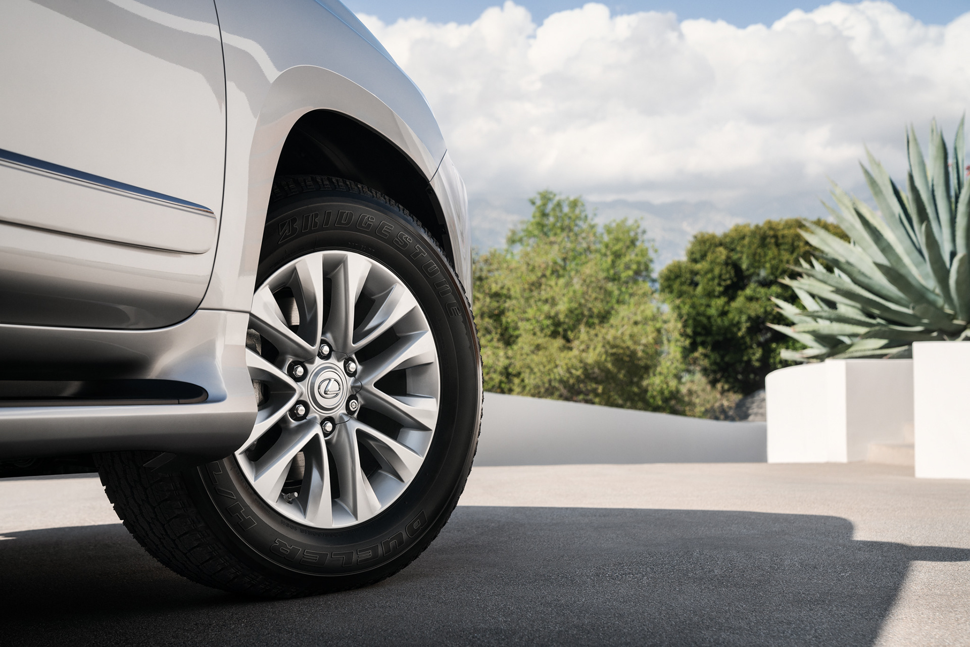 Avancerad retusch av bil, förbättrade reflektioner och färger för att framhäva karossens glans och karaktär, detaljerad skuggning och ljussättning för realistisk effekt samt borttagning av störande element i bakgrunden