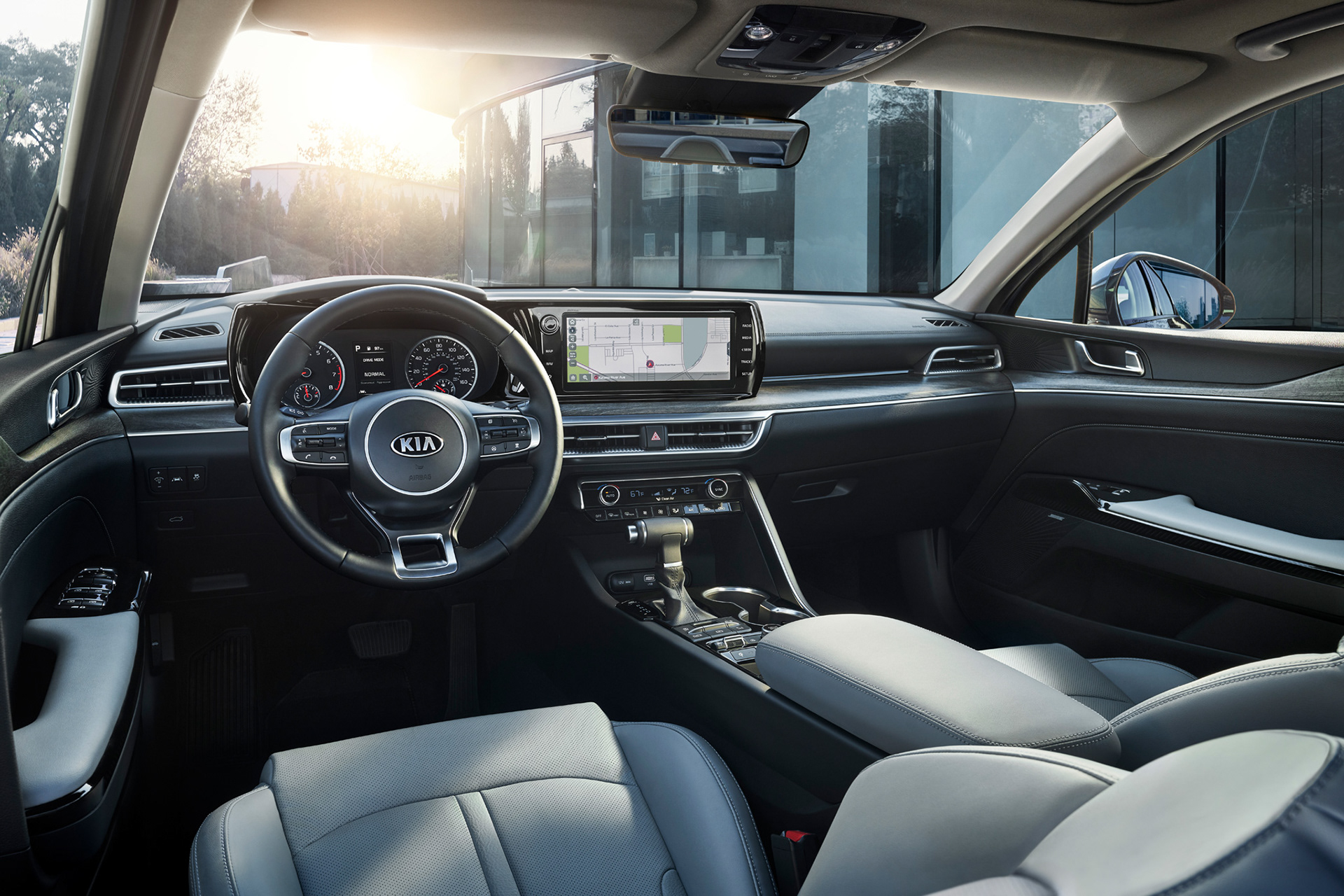 Avancerad retusch av bil, förbättrade reflektioner och färger för att framhäva karossens glans och karaktär, detaljerad skuggning och ljussättning för realistisk effekt samt borttagning av störande element i bakgrunden