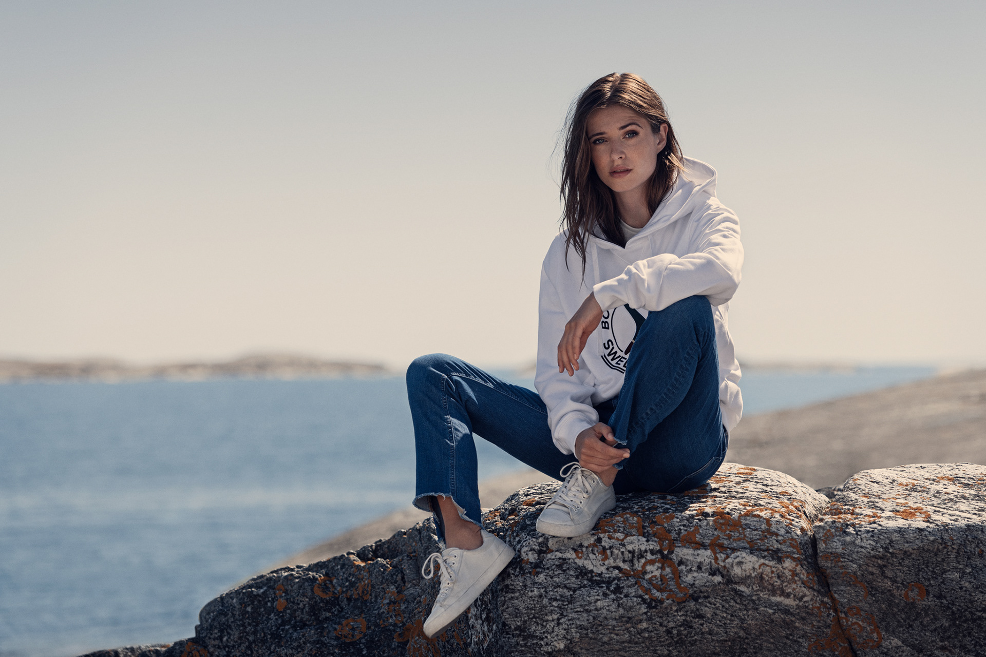 Modefotografi retuscherad för att framhäva klädernas textur och färg, samt göra bakgrunden mer enhetlig.