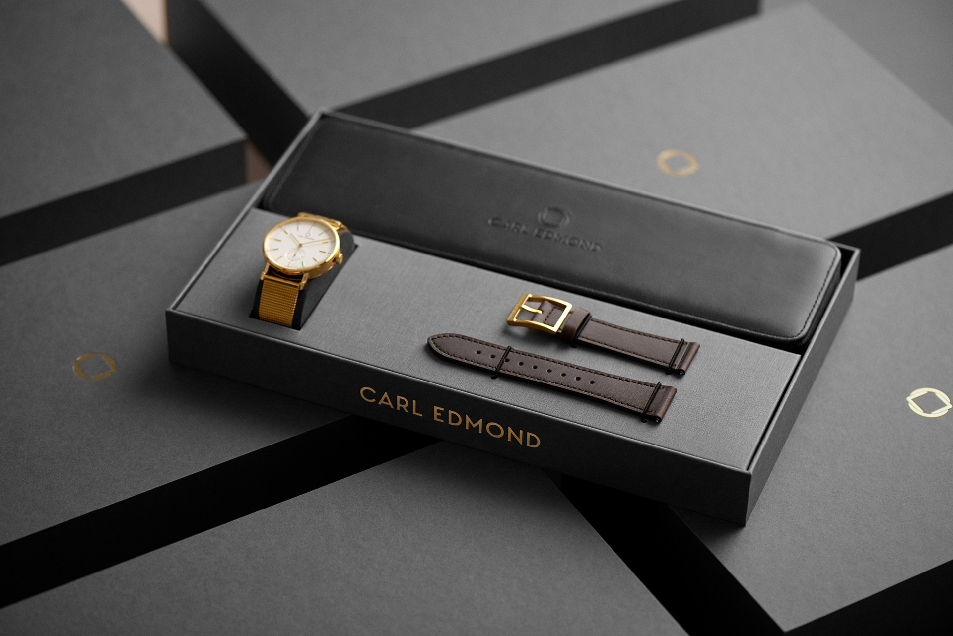 En bild på en klocka, högupplösta produktbild fotad i studio och retuscherad för e-handel, bilden är anpassad för web för att hålla hög kvalitet och skärpa