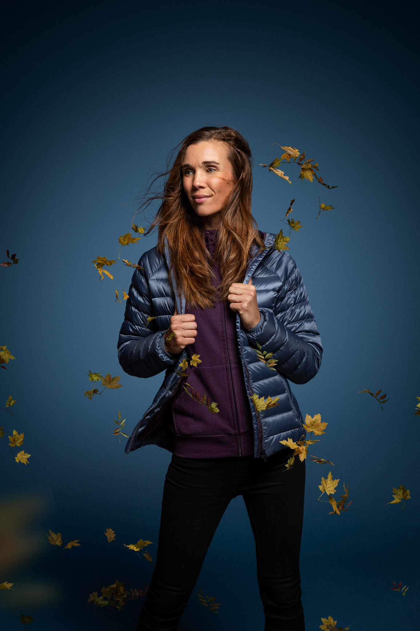 Porträtt fotat med blixtar på modeller som bär kläder från intersport.