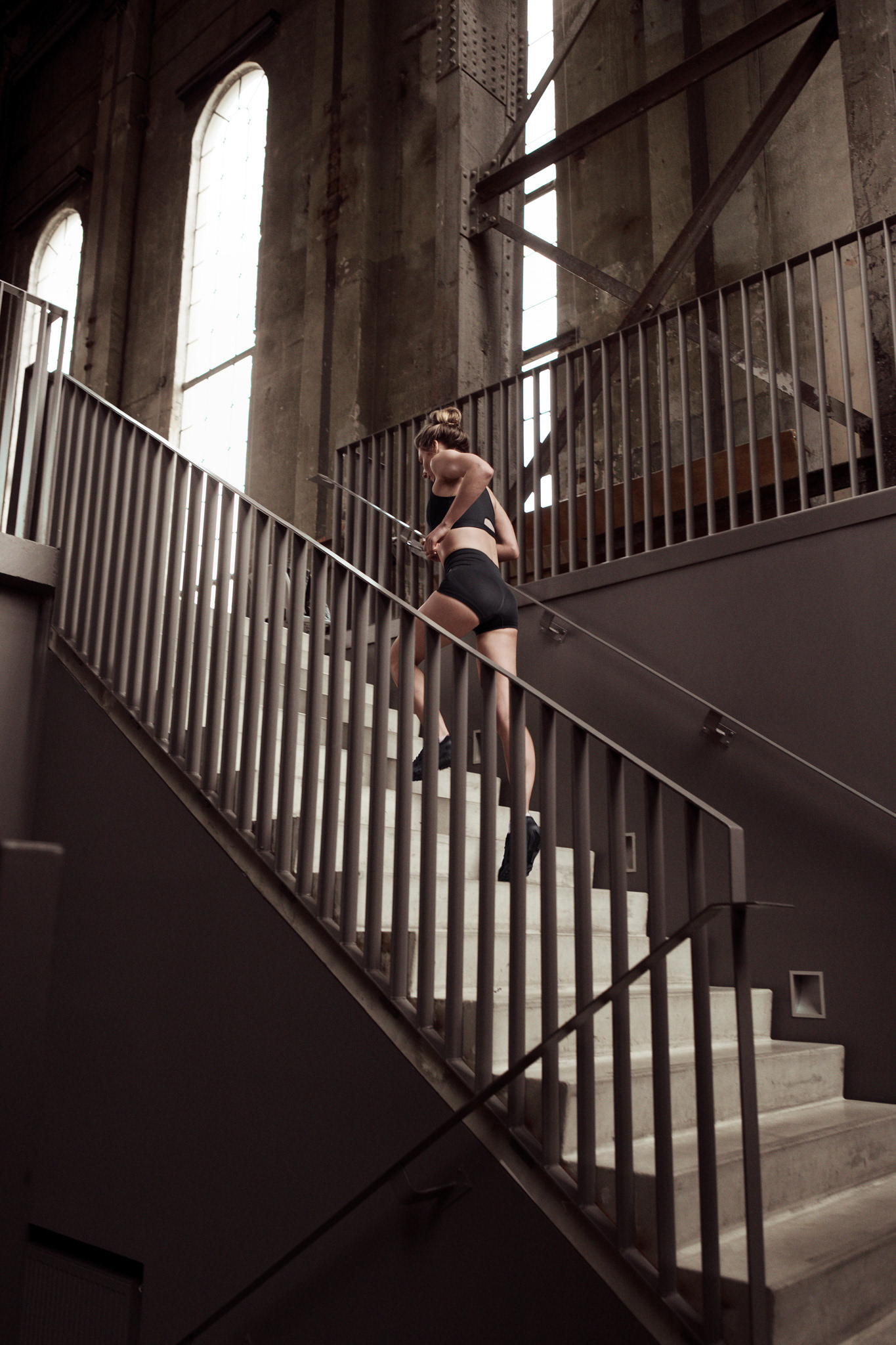 Modefotografi retuscherad för att framhäva klädernas textur och färg, samt göra bakgrunden mer enhetlig.