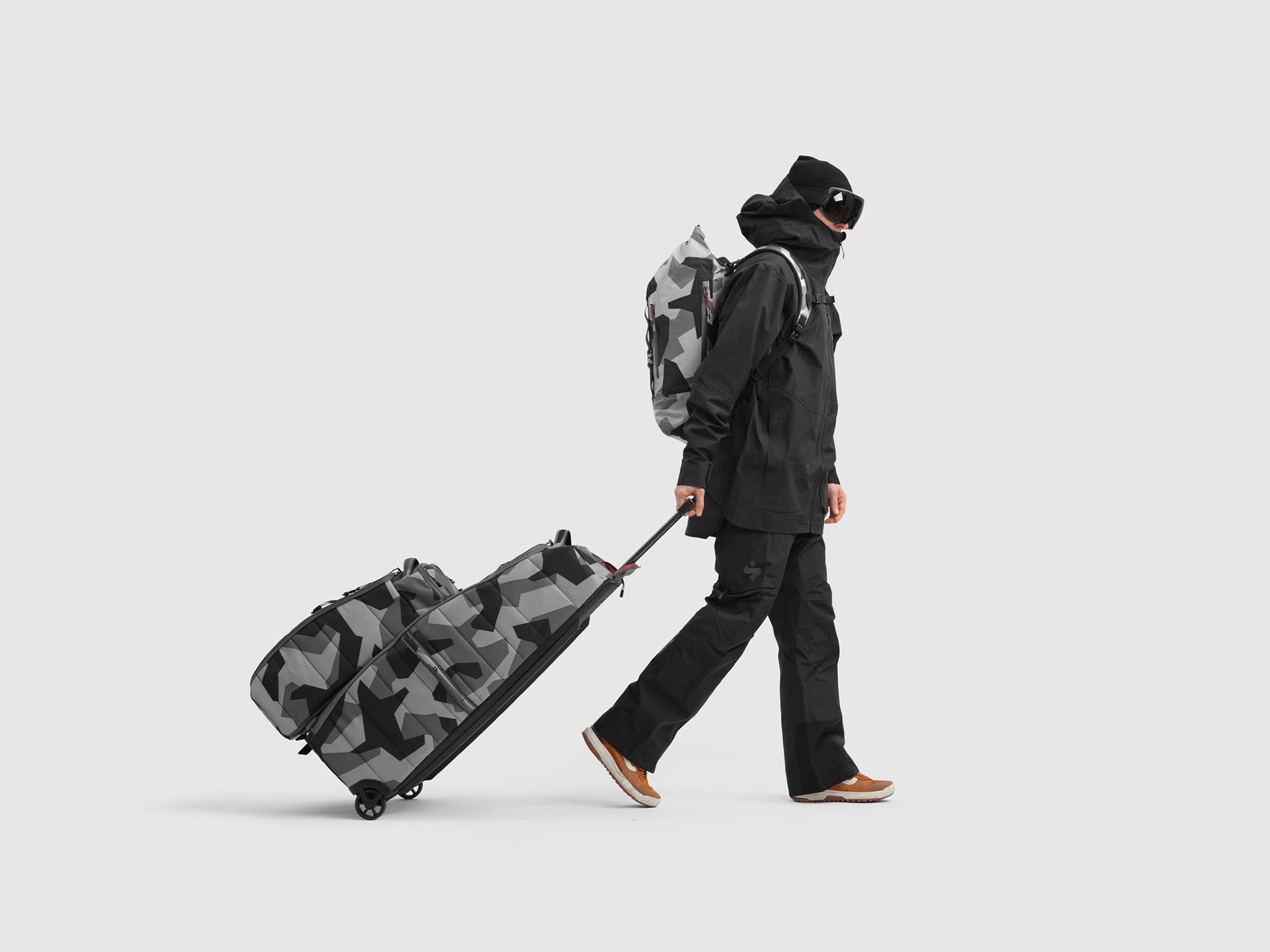 En bild på en person med väska, högupplöst produktbild fotad i studio och retuscherad för e-handel, bilden är anpassad för web för att hålla hög kvalitet och skärpa