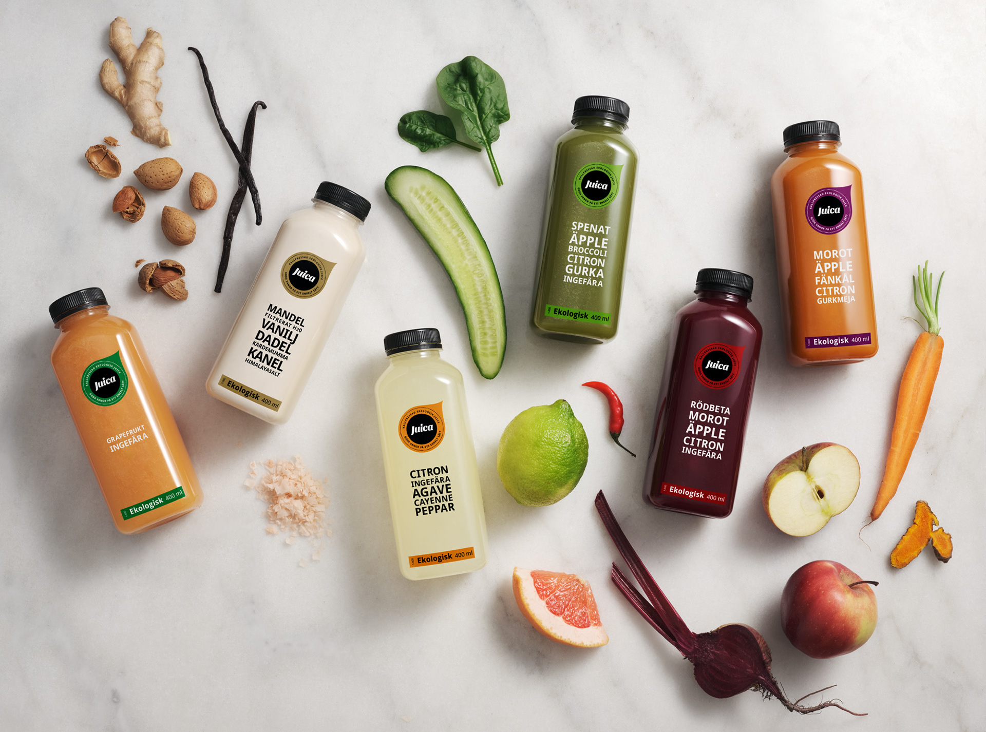 En bild på en juice med ingredienser, högupplöst produktbild fotad i studio och retuscherad för e-handel, bilden är anpassad för web för att hålla hög kvalitet och skärpa