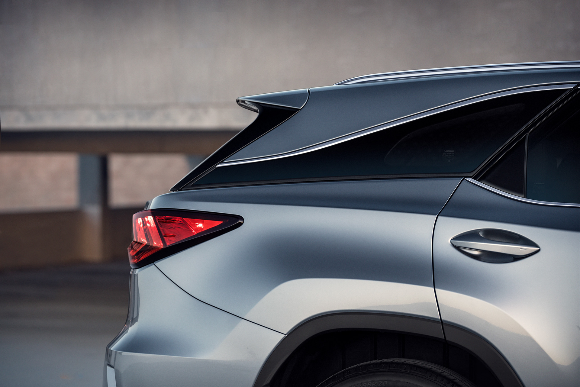 Avancerad retusch av bil, förbättrade reflektioner och färger för att framhäva karossens glans och karaktär, detaljerad skuggning och ljussättning för realistisk effekt samt borttagning av störande element i bakgrunden