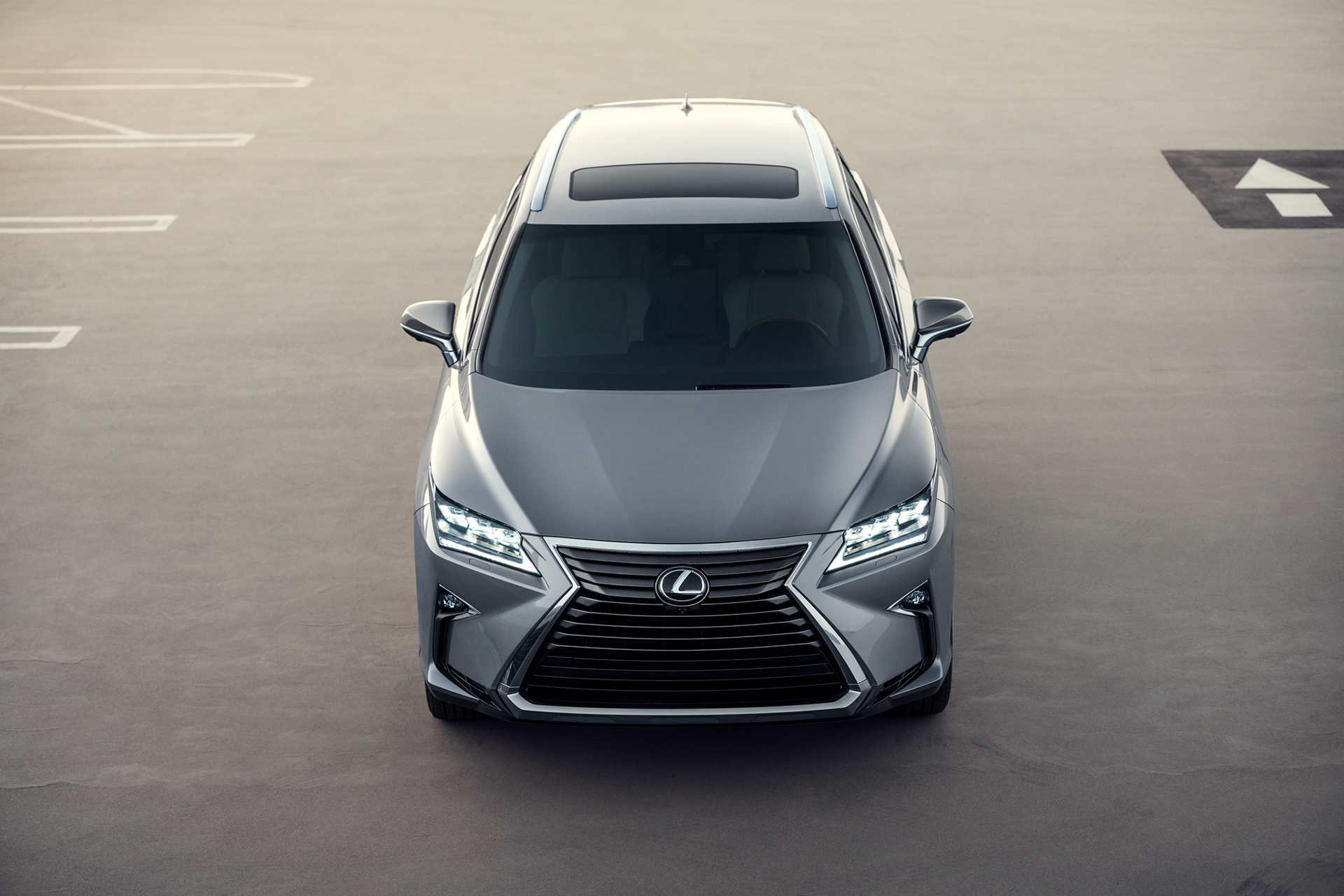 Avancerad retusch av bil, förbättrade reflektioner och färger för att framhäva karossens glans och karaktär, detaljerad skuggning och ljussättning för realistisk effekt samt borttagning av störande element i bakgrunden