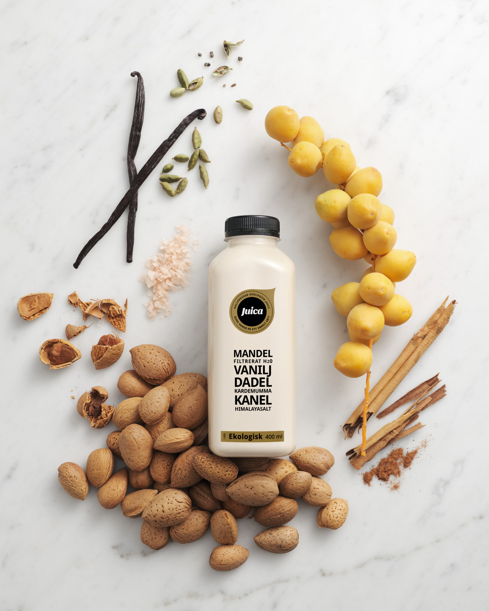 En bild på en juice med ingredienser, högupplöst produktbild fotad i studio och retuscherad för e-handel, bilden är anpassad för web för att hålla hög kvalitet och skärpa