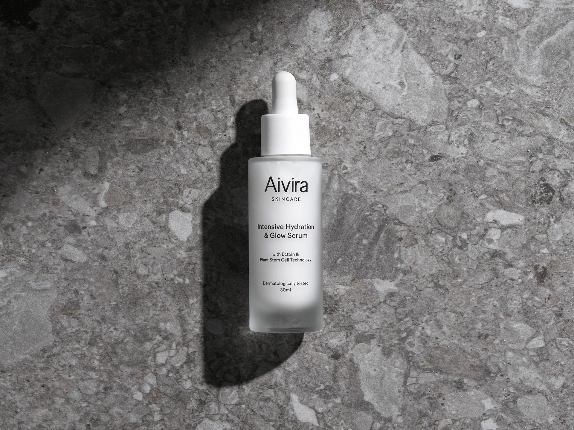 En bild på hudvårdsprodukter, högupplösta produktbilder fotad i studio och retuscherad för e-handel, bilden är anpassad för web för att hålla hög kvalitet och skärpa