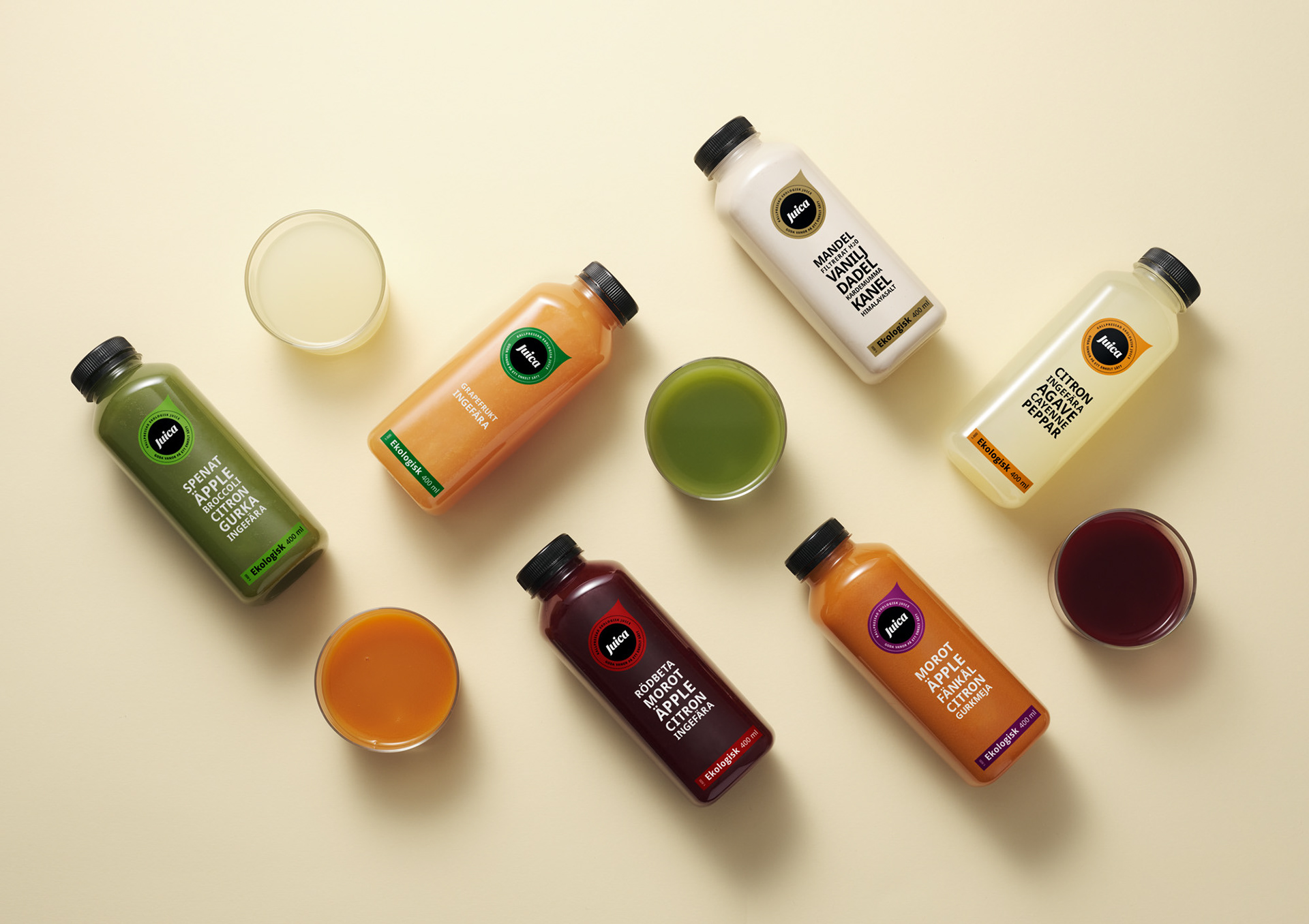 En bild på en juice med ingredienser, högupplöst produktbild fotad i studio och retuscherad för e-handel, bilden är anpassad för web för att hålla hög kvalitet och skärpa