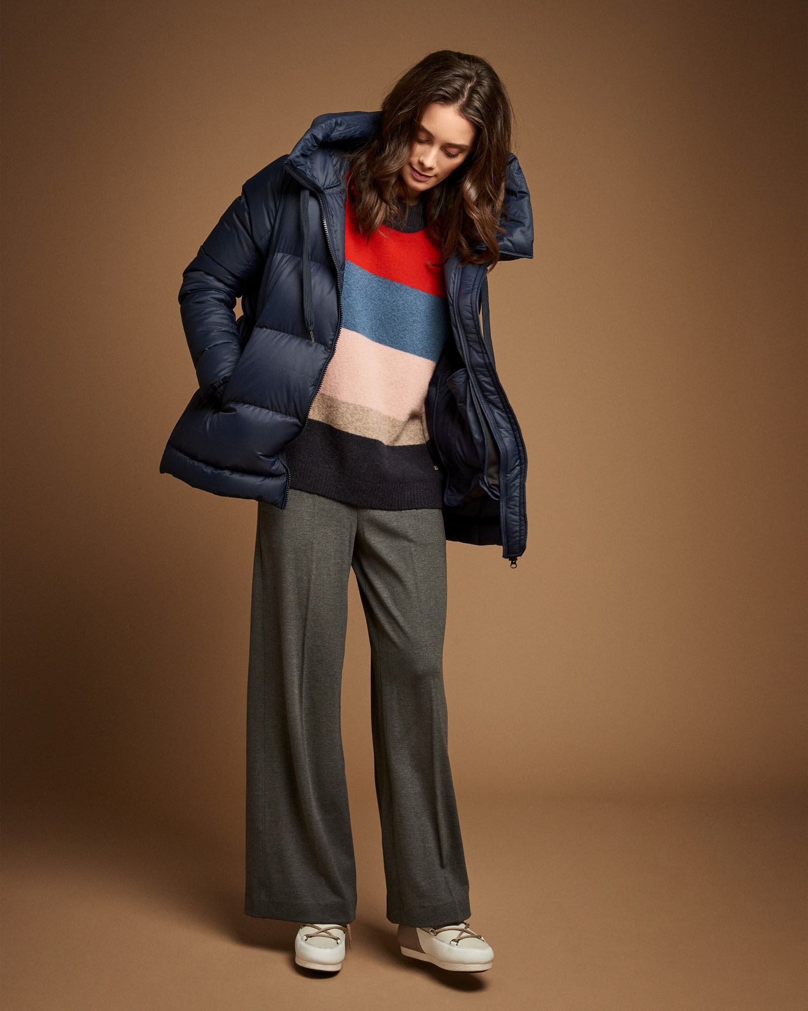 En modebild fotad i studio med fokus på färgbalans, hudretusch och klädjustering för en professionell look.