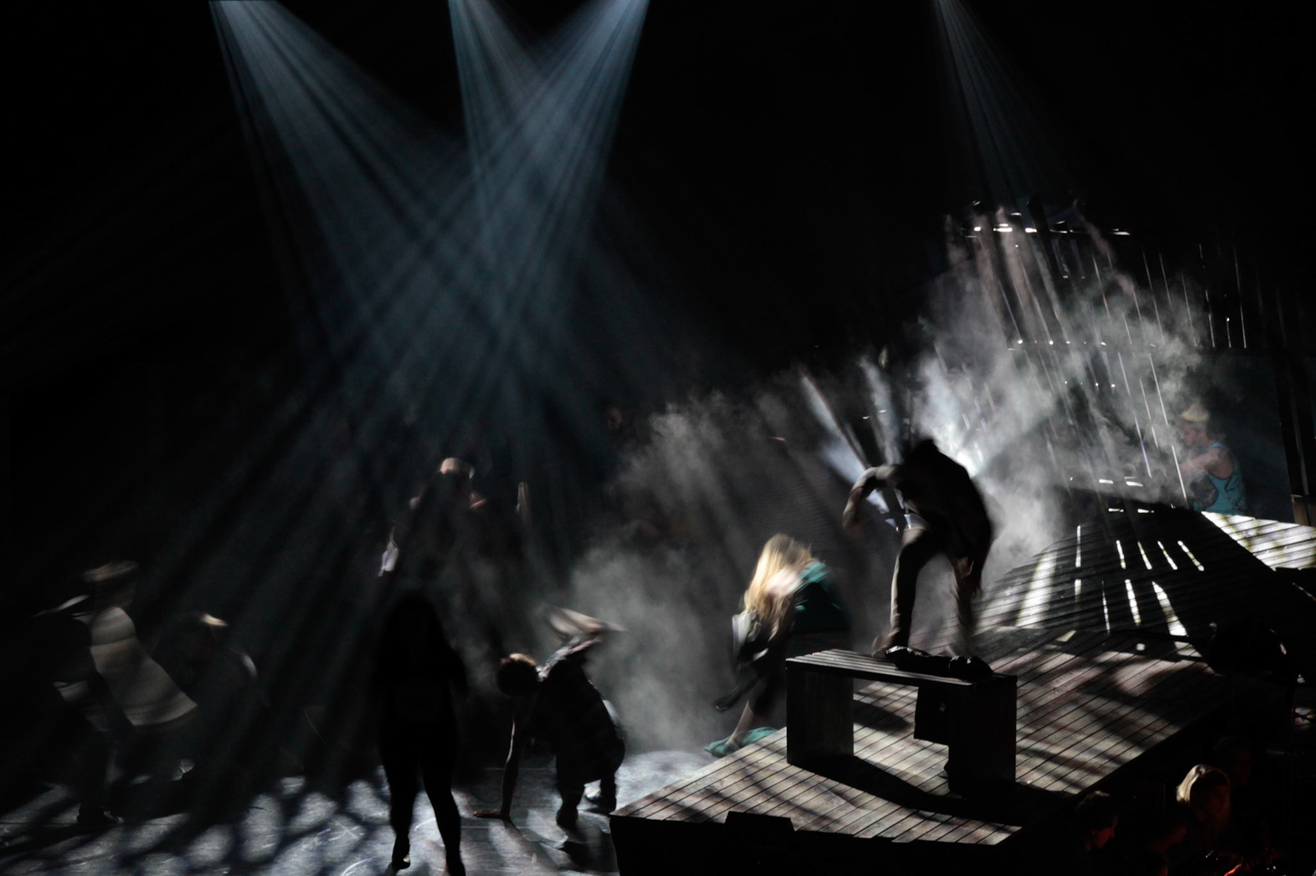 Nahkatakkinen tyttö