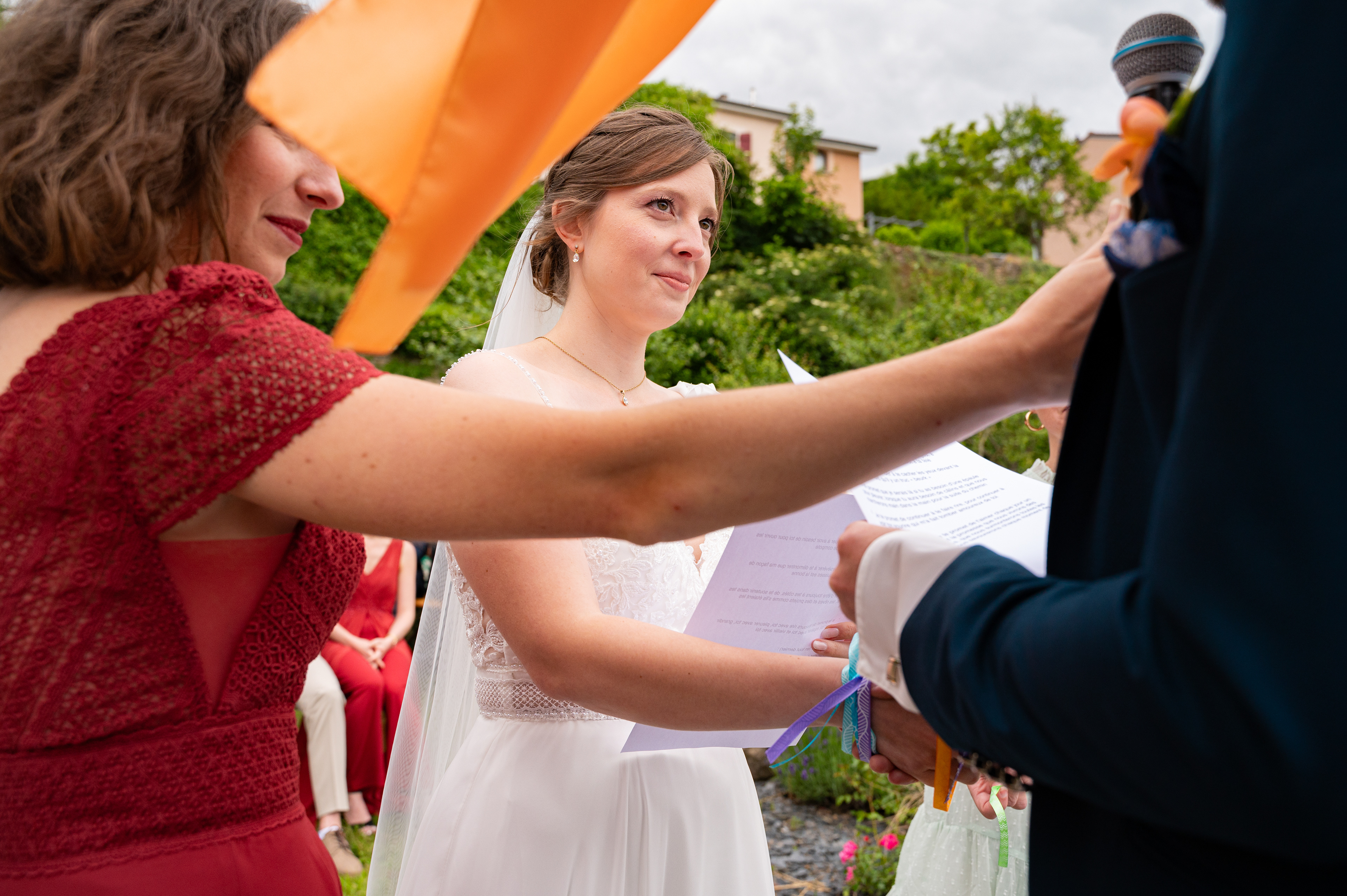 Beaucoup d'émotion dans le regard de la mariée pendant l'échange des vœux