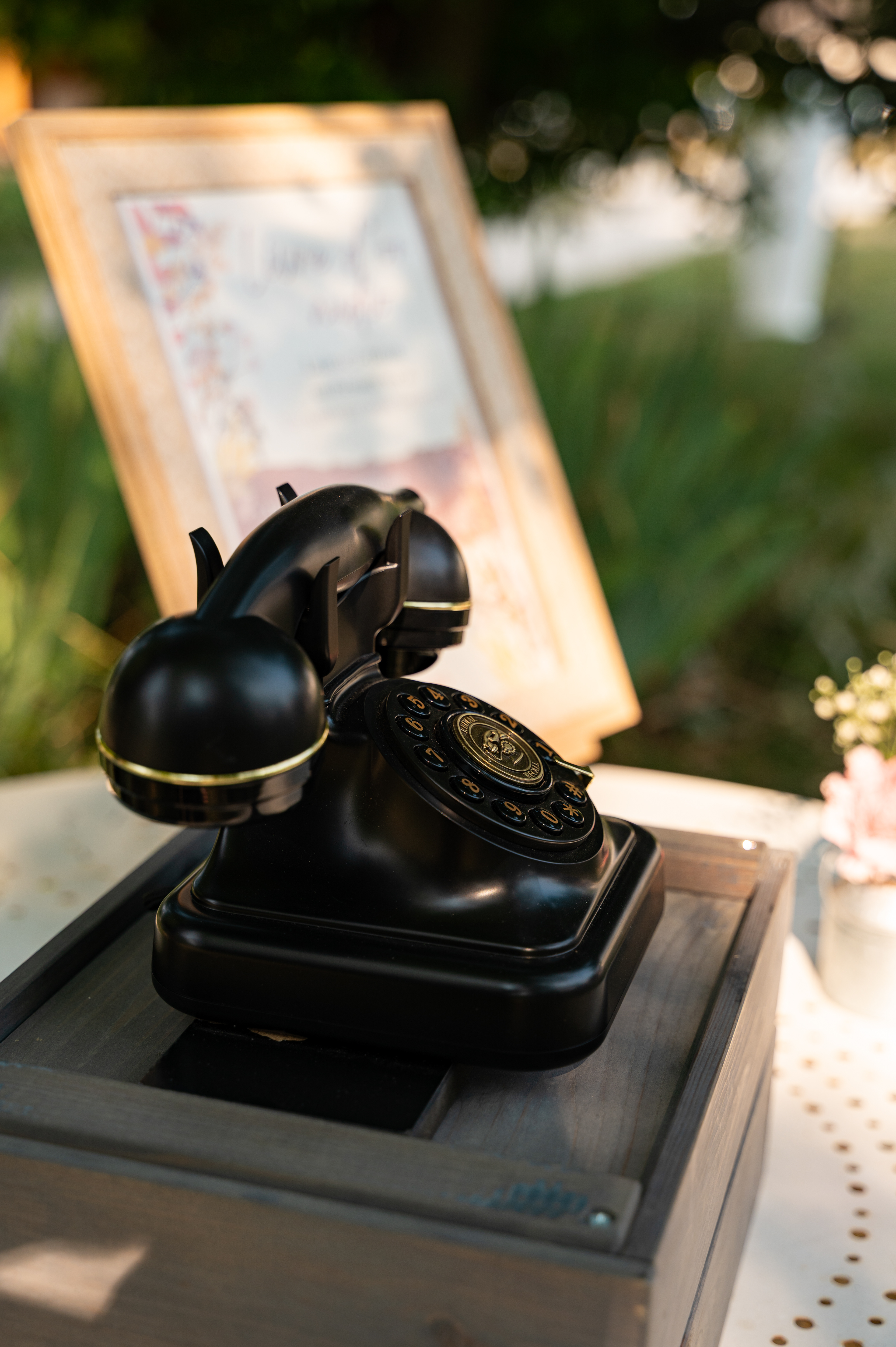 Téléphone vintage installé lors d’un mariage pour recueillir les messages et souvenirs des invités.