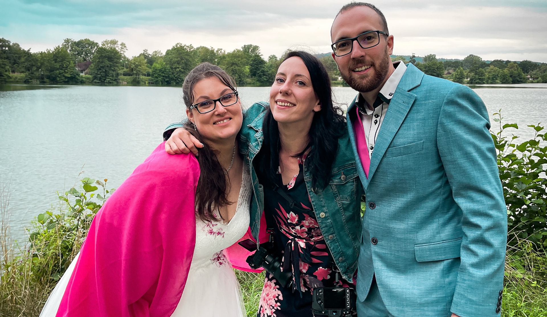La photographe lilidep photos accompagnée de mariés le jour de leur mariage