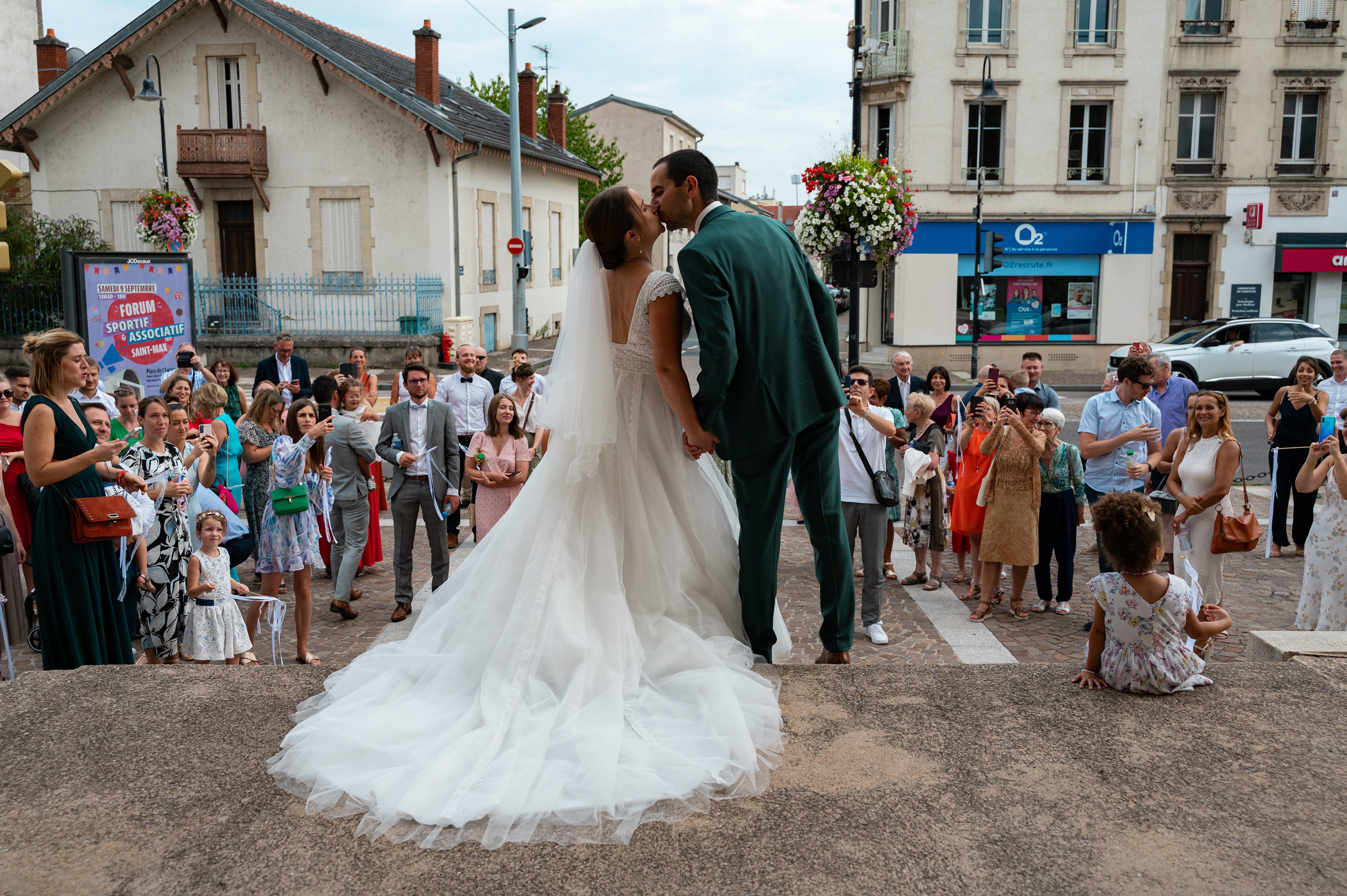 Le baiser des mariés sur le parvis de l'église