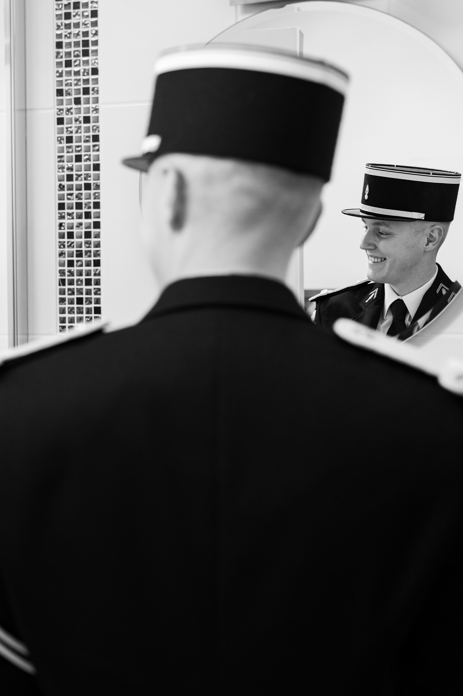 Dernières vérification dans le miroir pour le marié avant la découverte de sa femme