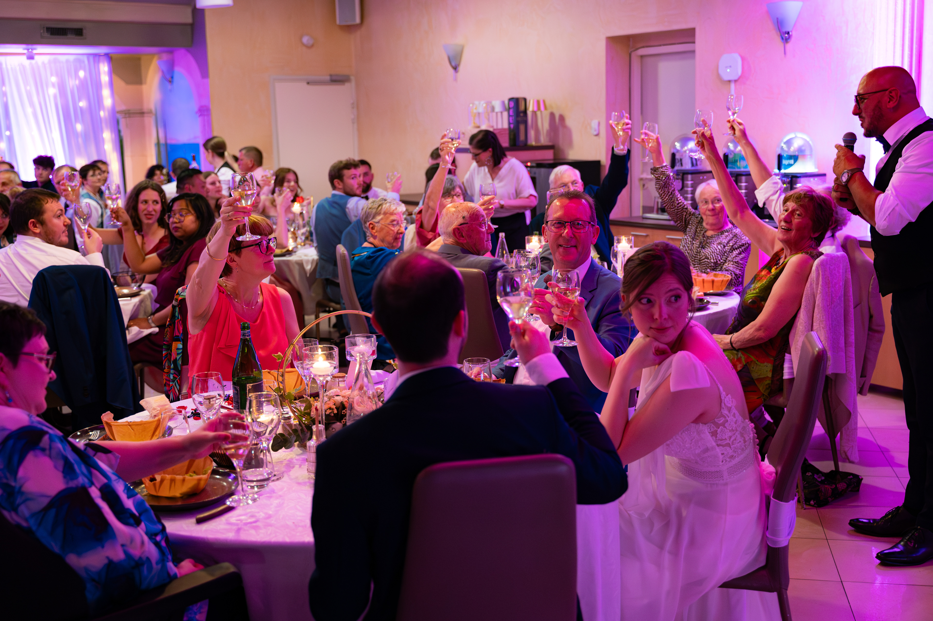 Les invités portent un toast en l'honneur des mariés