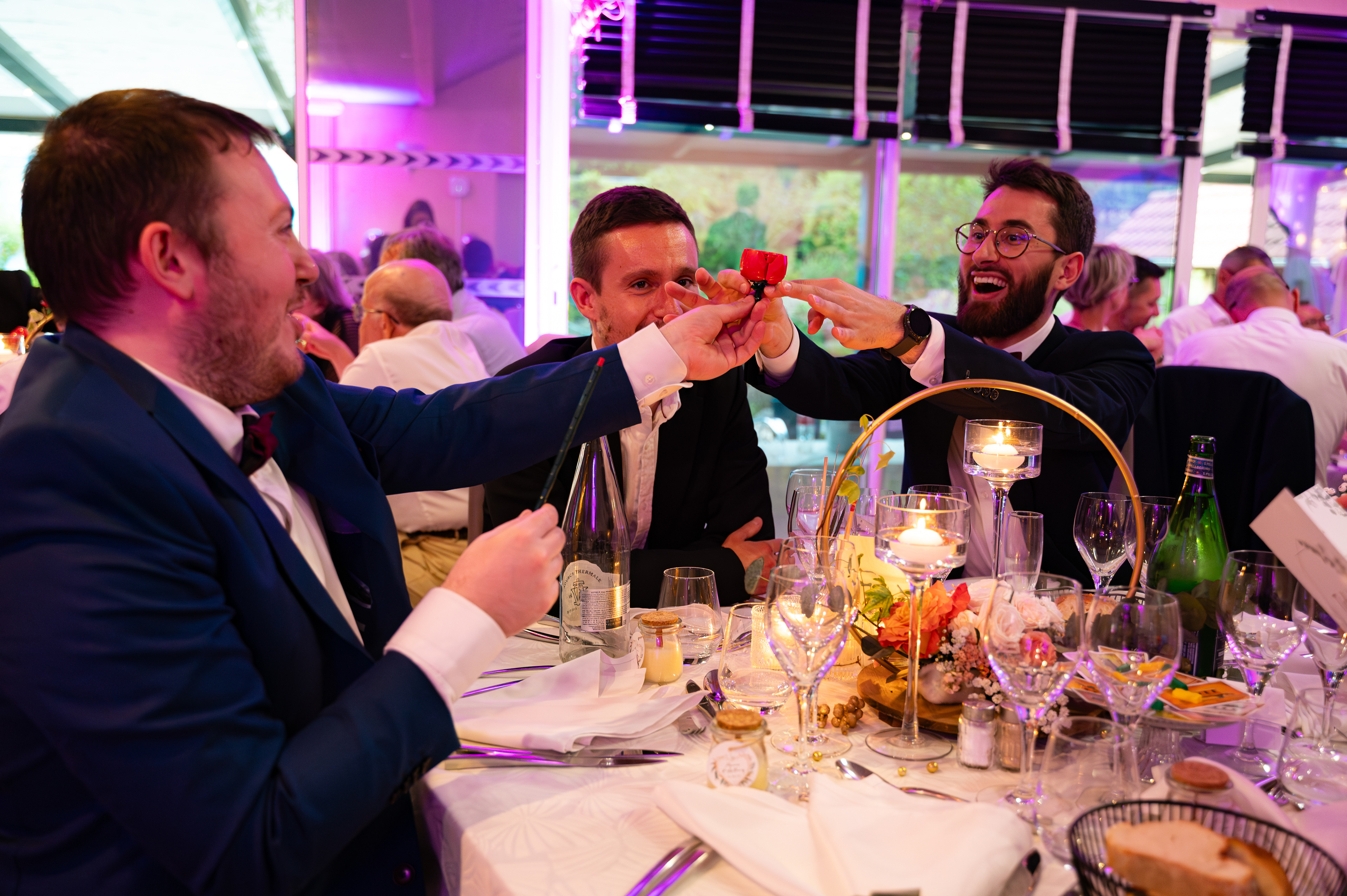Les invités s'amusent avec les jeux à leur disposition en attendant l'entrée
