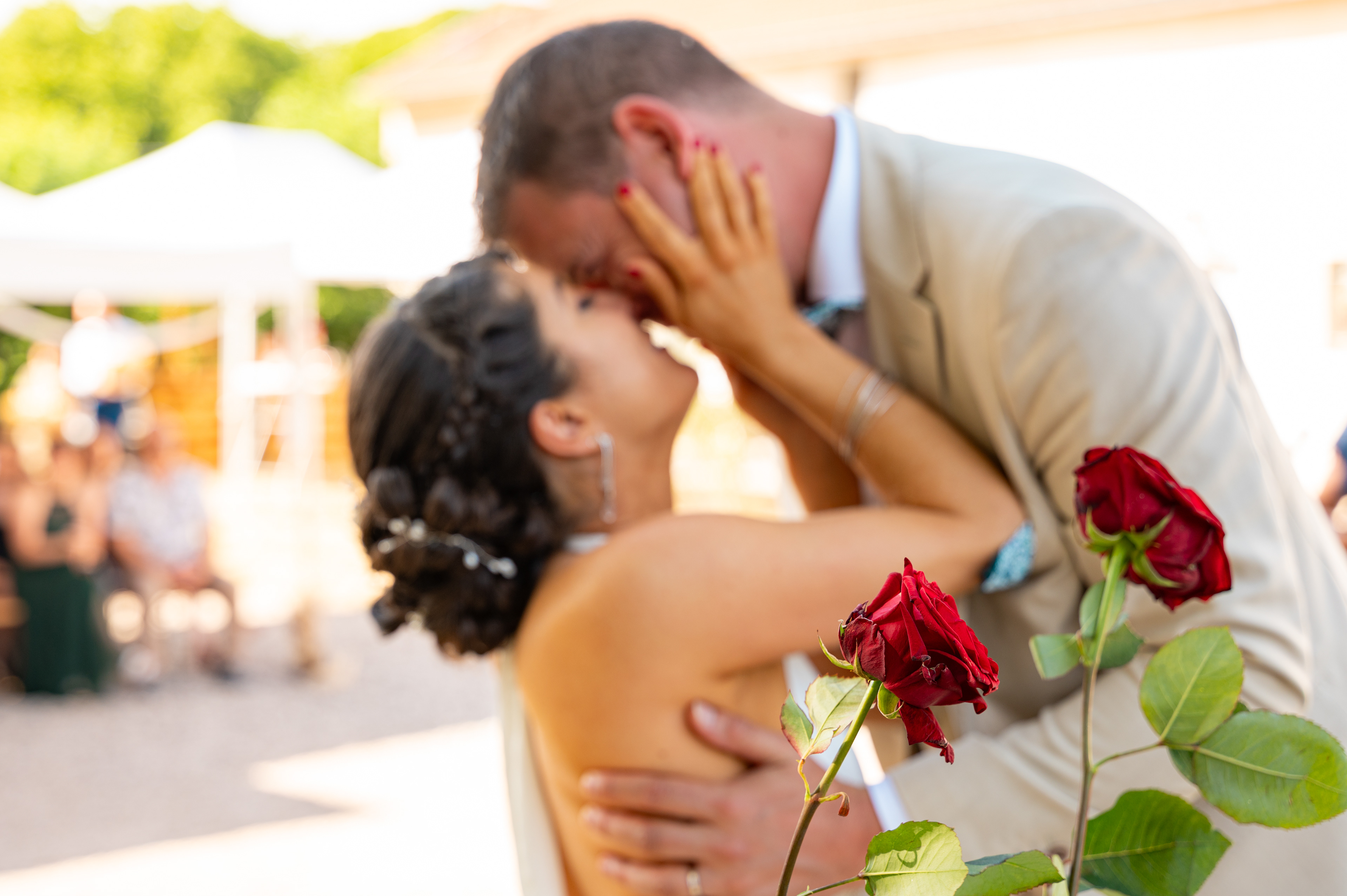 Un baiser volé pendant le rituel de la rose